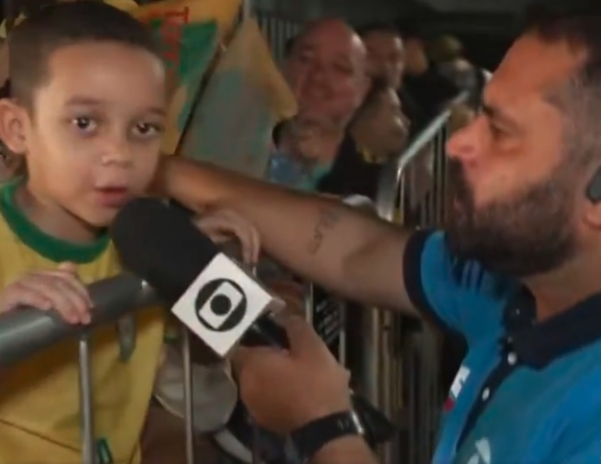 Garotinho rouba a cena durante entrevista ao Sport TV - Reprodução de vídeo
