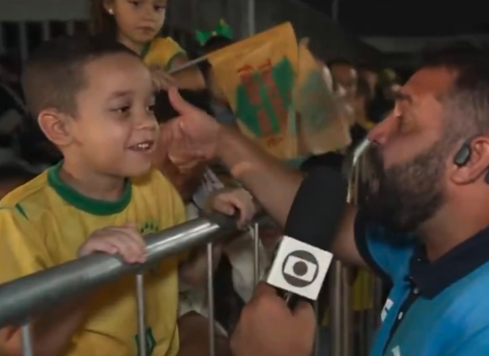 Garotinho rouba a cena durante entrevista ao Sport TV - Reprodução de vídeo