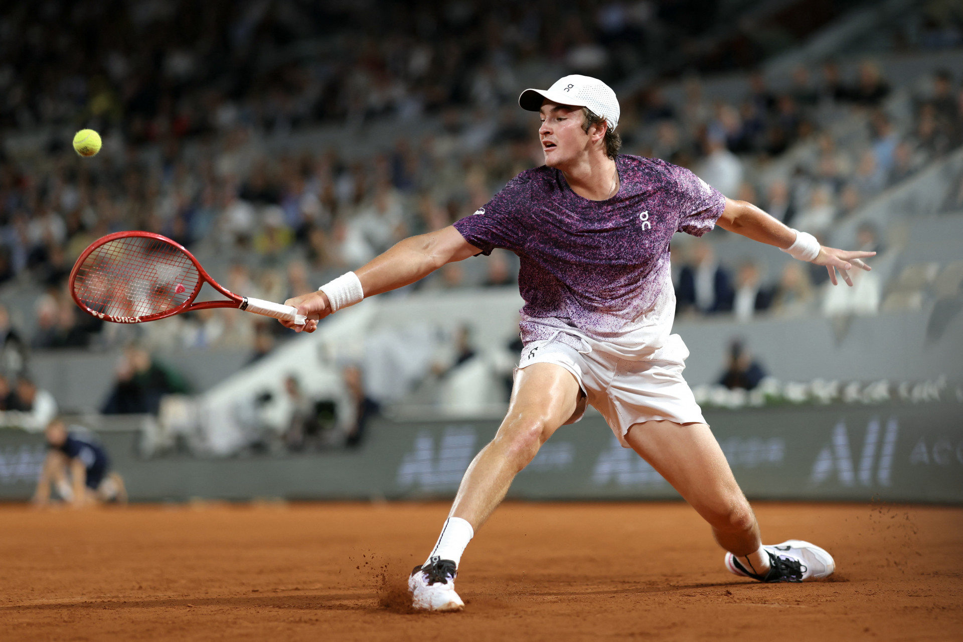 João Fonseca perde para Mensik e cai nas quartas de final de Roland Garros