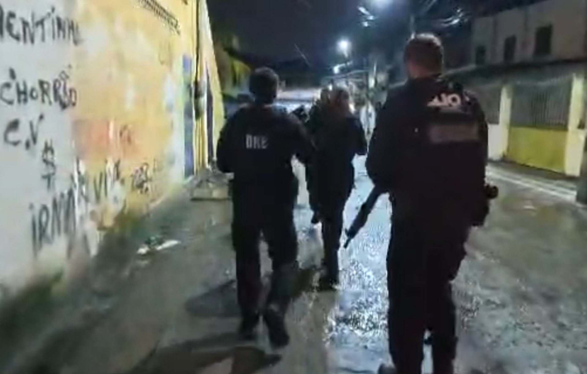 Policiais civis realizam operação na comunidade Risca-Faca, em São Gonçalo - Reprodução