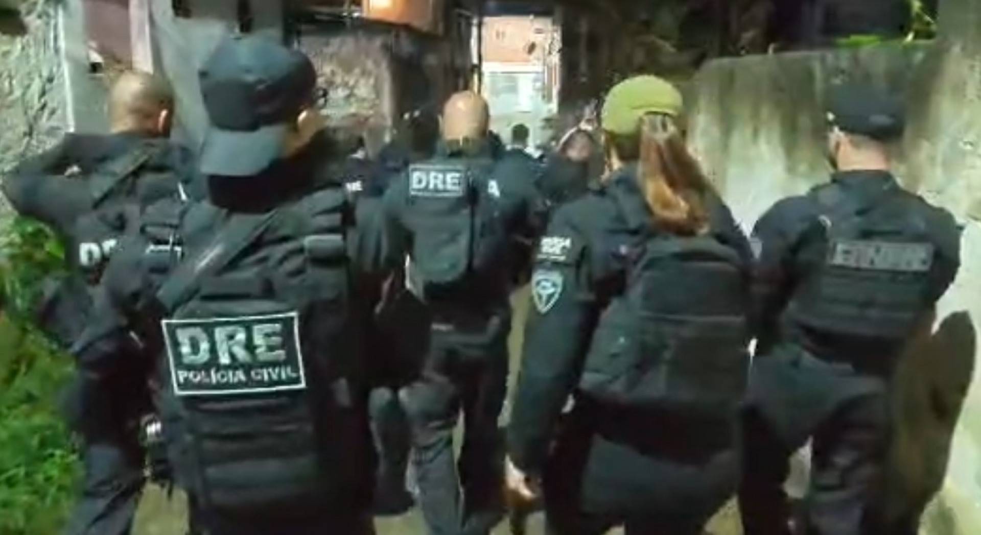 Policiais civis realizam operação na comunidade Risca-Faca, em São Gonçalo - Reprodução