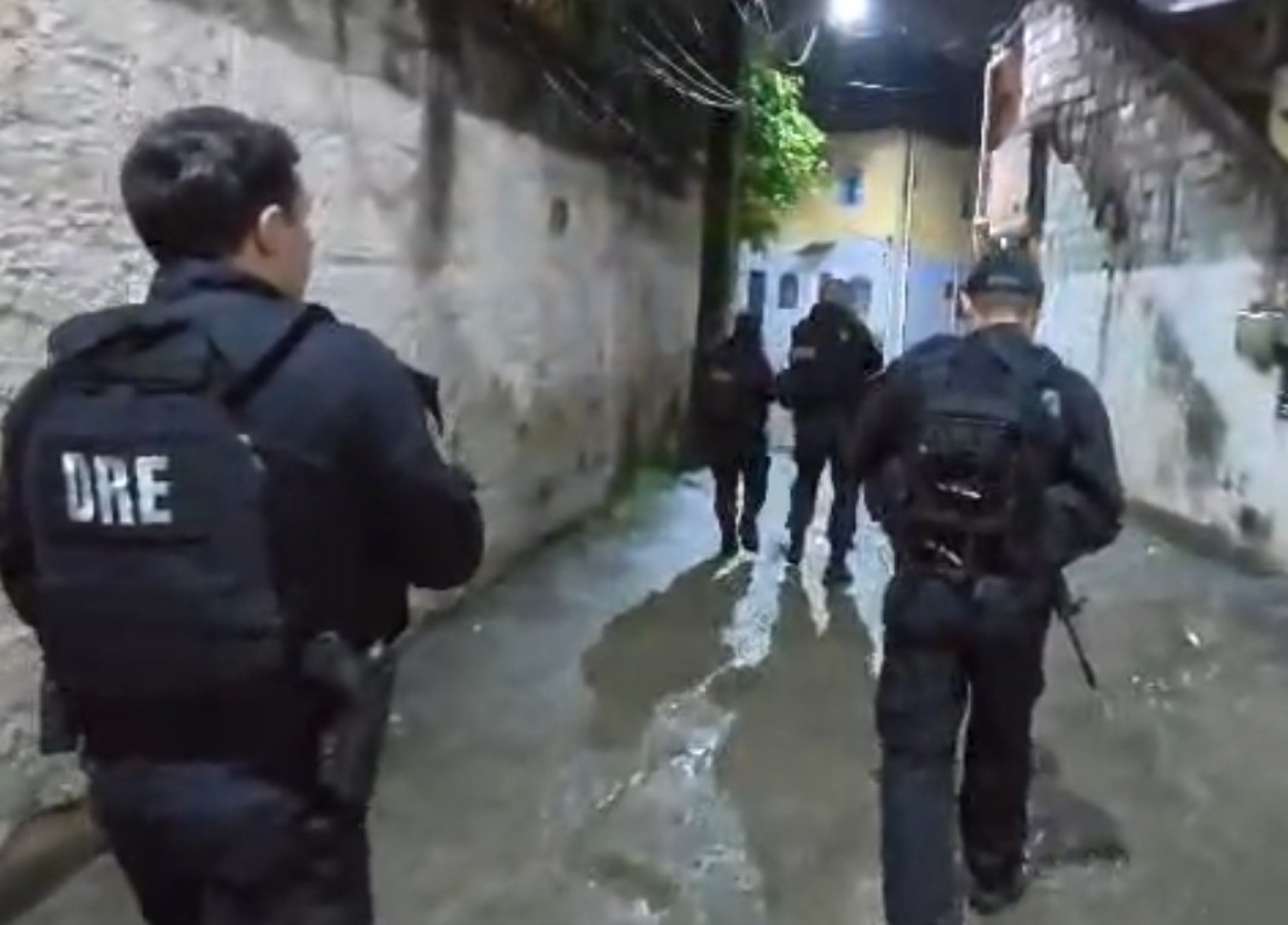 Policiais civis realizam operação na comunidade Risca-Faca, em São Gonçalo - Reprodução