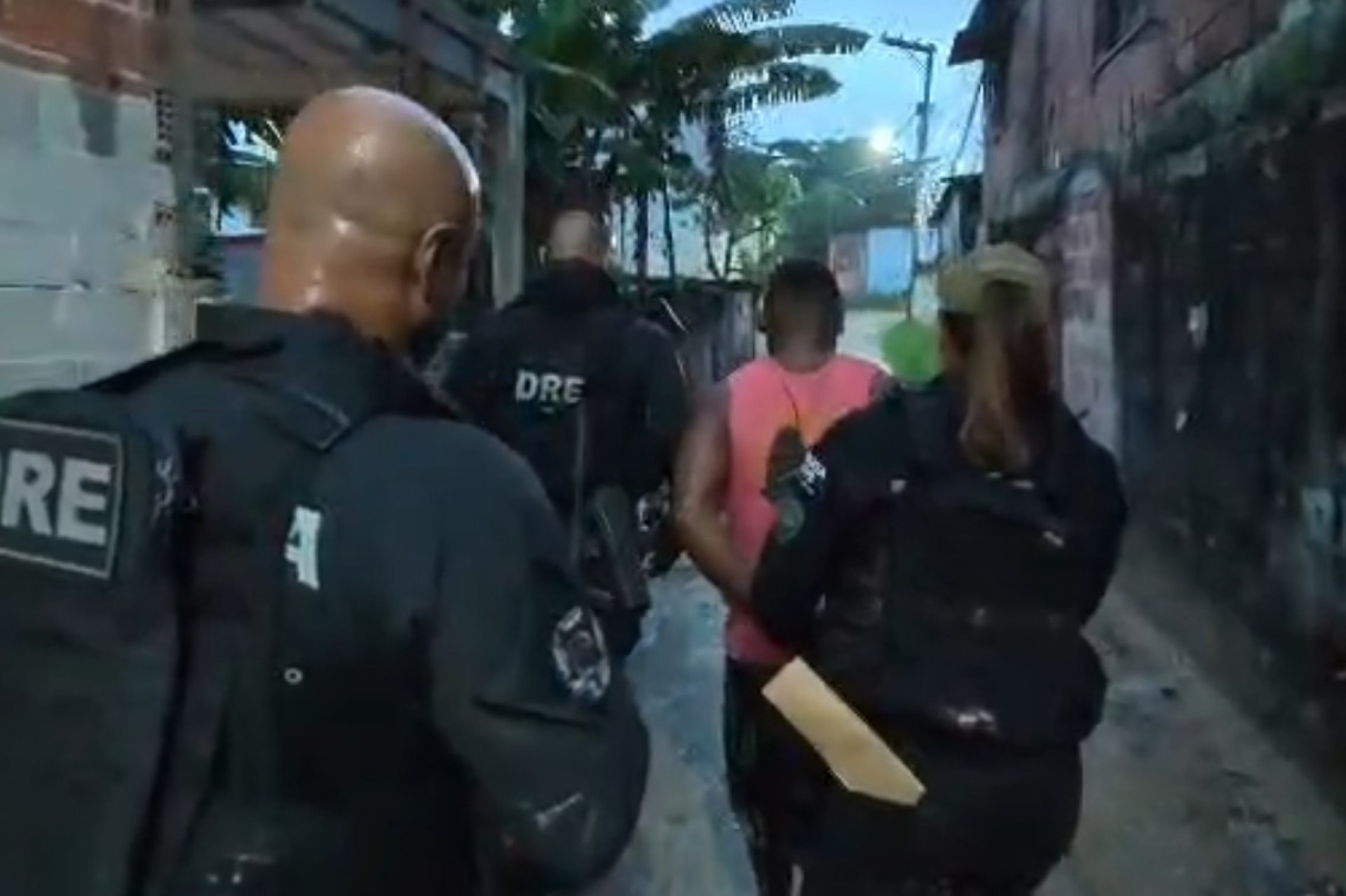 Policiais civis realizam operação na comunidade Risca-Faca, em São Gonçalo - Reprodução