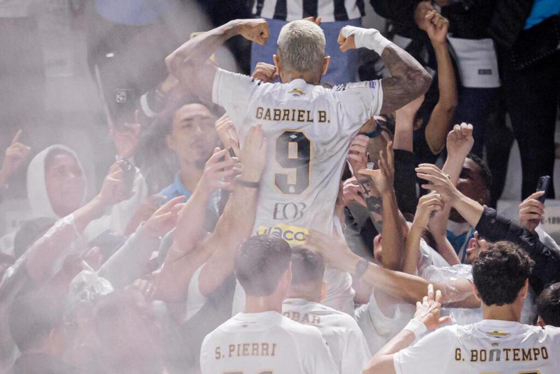 Santos revive cen&aacute;rio de 2021 e sonha alto na pausa da temporada