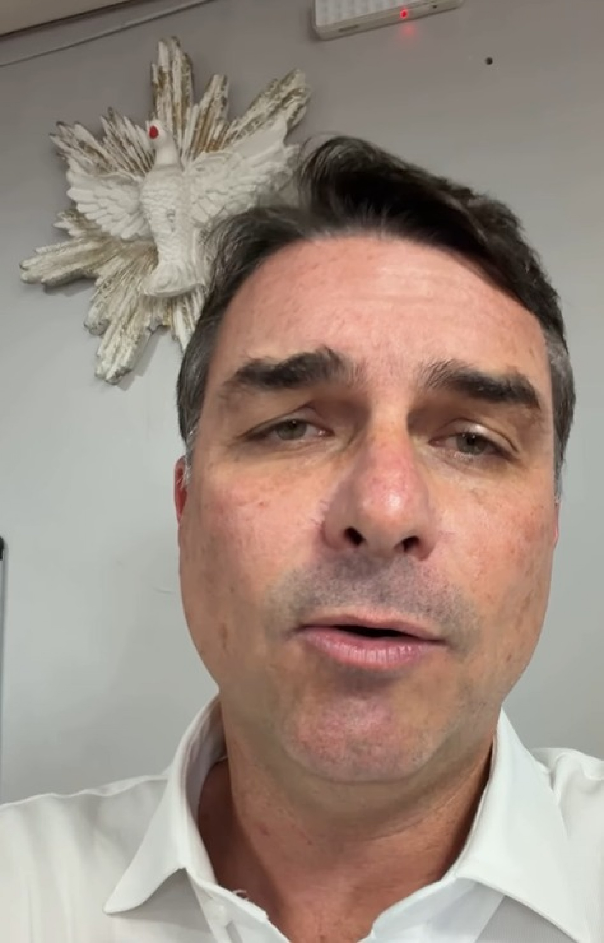 Flávio Bolsonaro diz que vai denunciar Lula ao STF por fala sobre enforcamento
