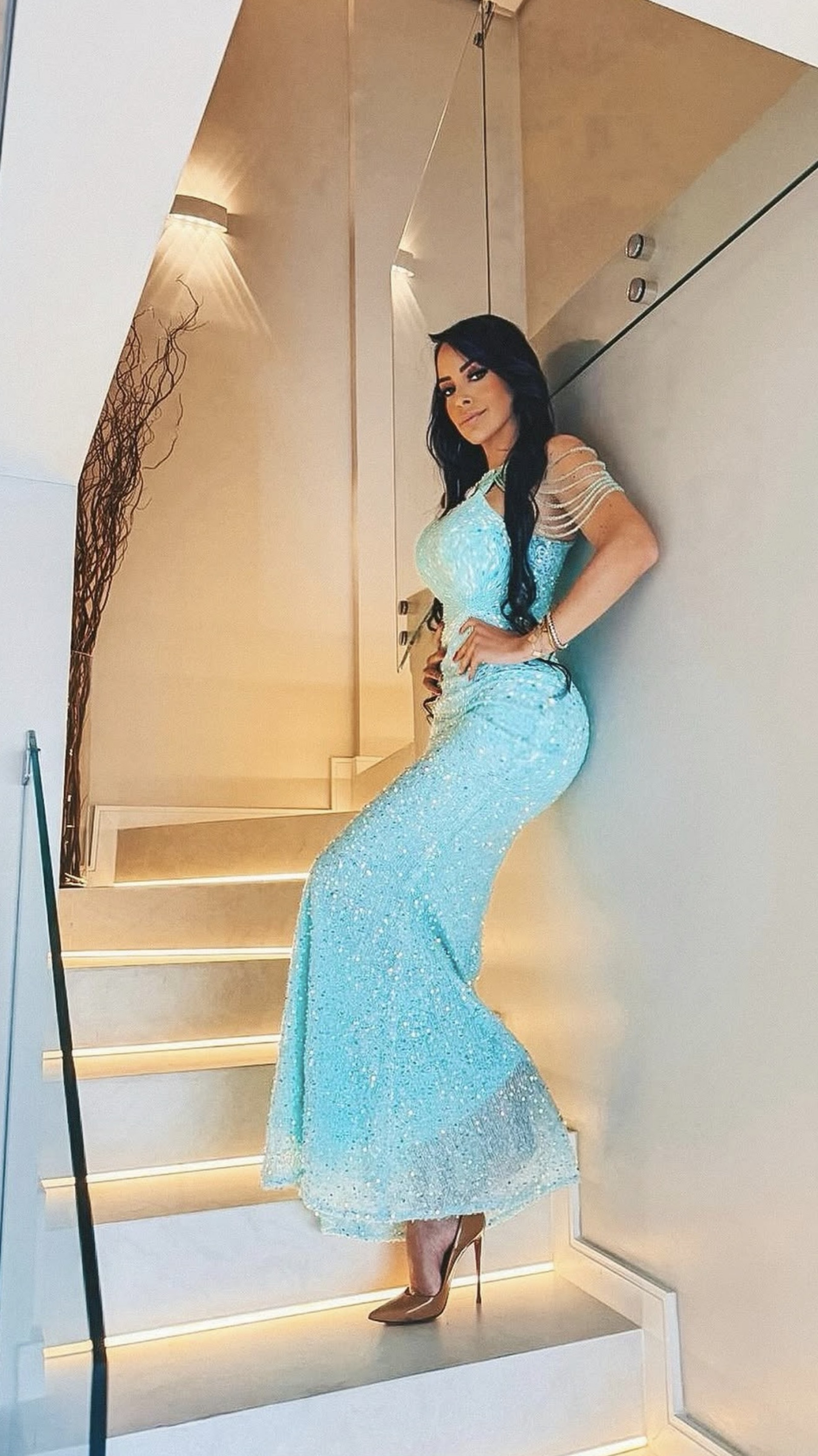 Stephanie Vilarinho posa em clima de glamour antes de embarcar para uma nova fase internacional
