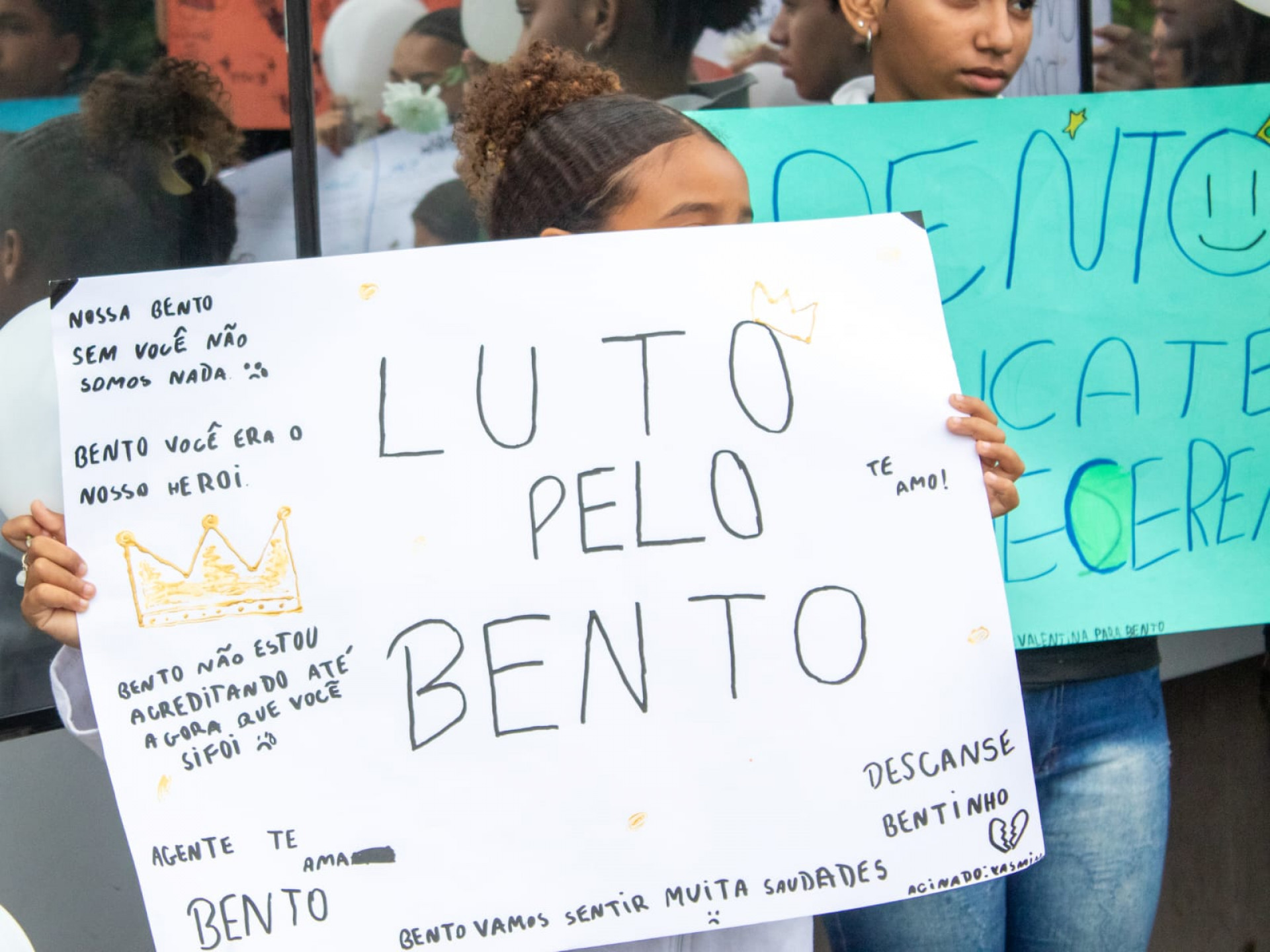 Colegas de escola fizeram homenagens durante despedida de Bento no Cemitério de Inhaúma - Érica Martins/Agência O DIA