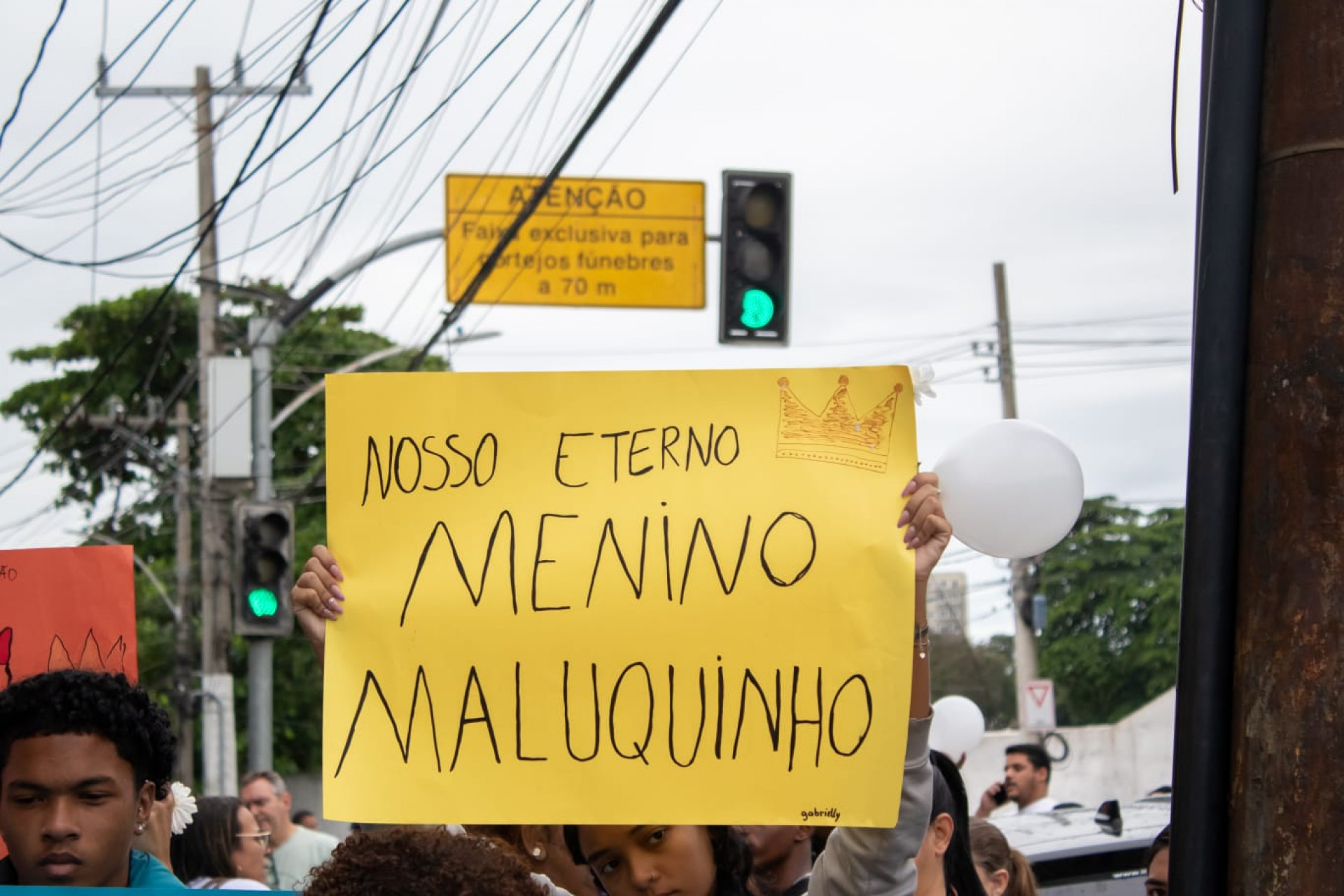 Colegas de escola fizeram homenagens durante despedida de Bento no Cemitério de Inhaúma - Érica Martins/Agência O DIA