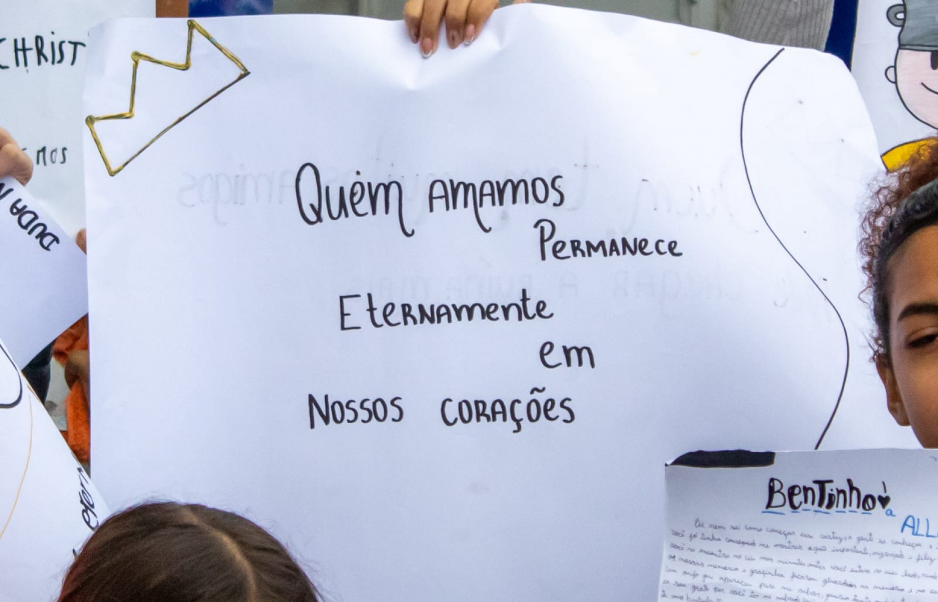 Colegas de escola fizeram homenagens durante despedida de Bento no Cemitério de Inhaúma - Érica Martins/Agência O DIA