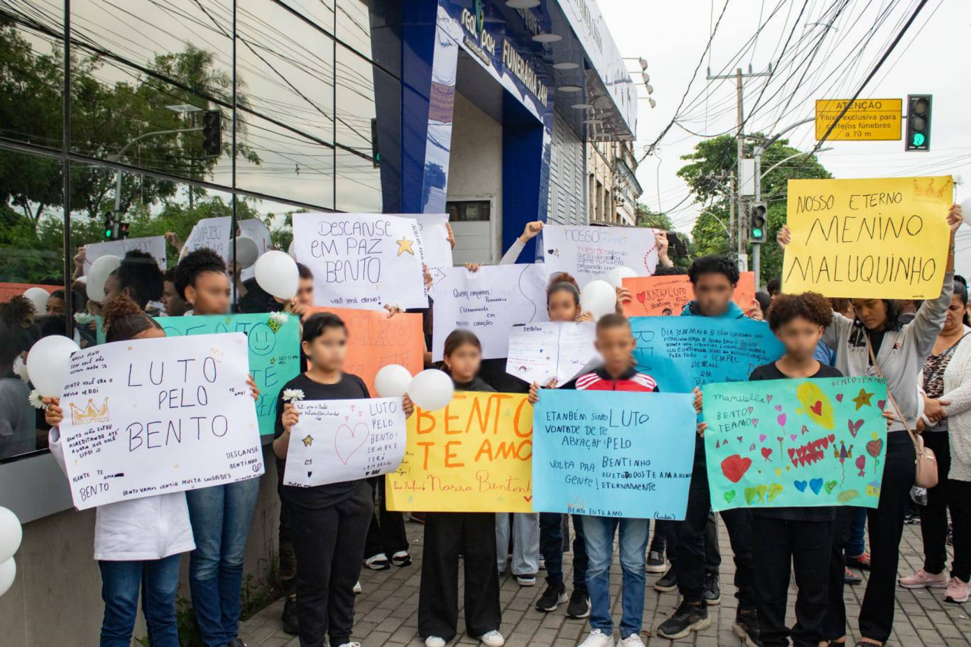 Colegas de escola fizeram homenagens durante despedida de Bento no Cemitério de Inhaúma - Érica Martins/Agência O DIA