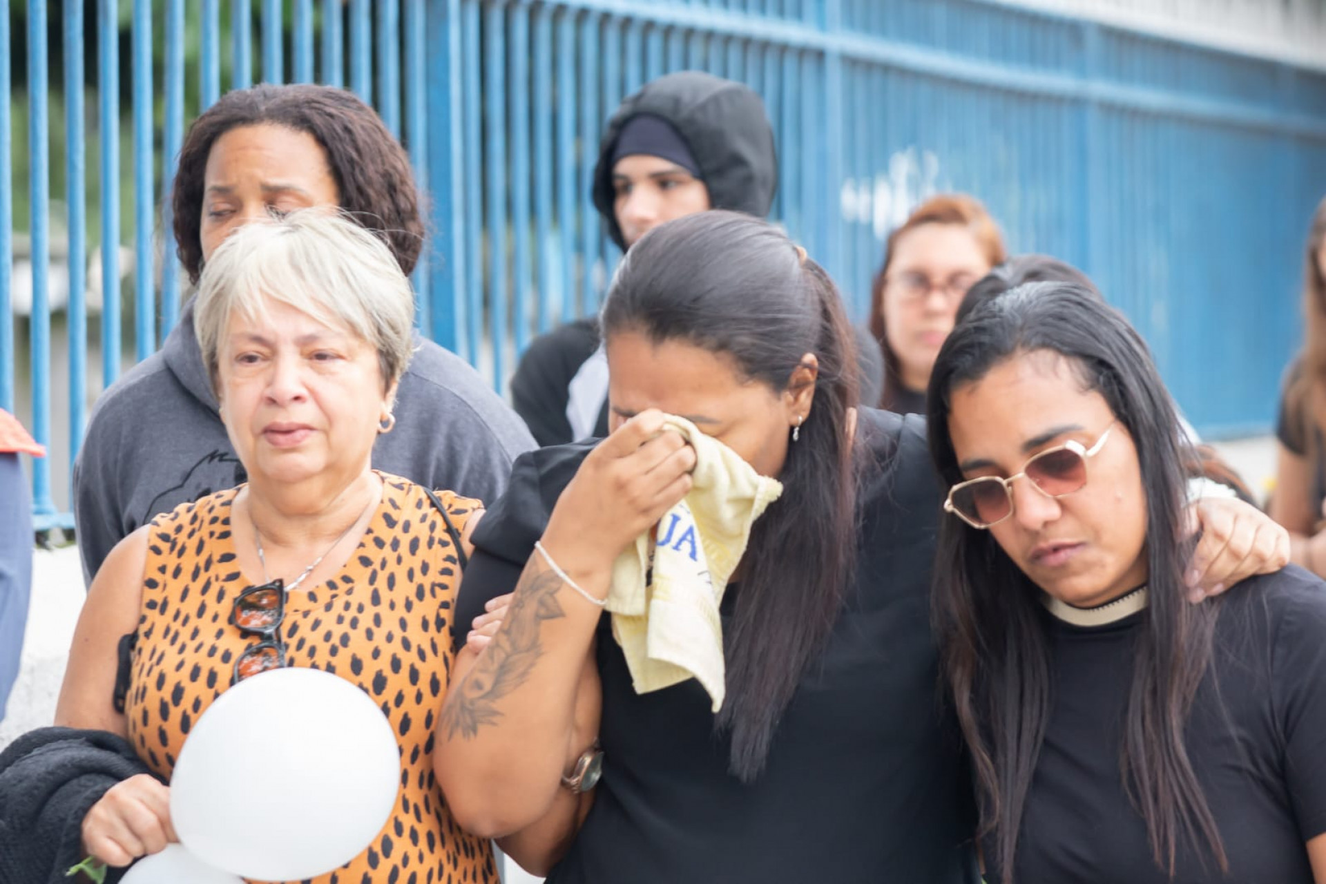 Mãe de Bento precisou ser amparada por familiares - Érica Martins/Agência O DIA