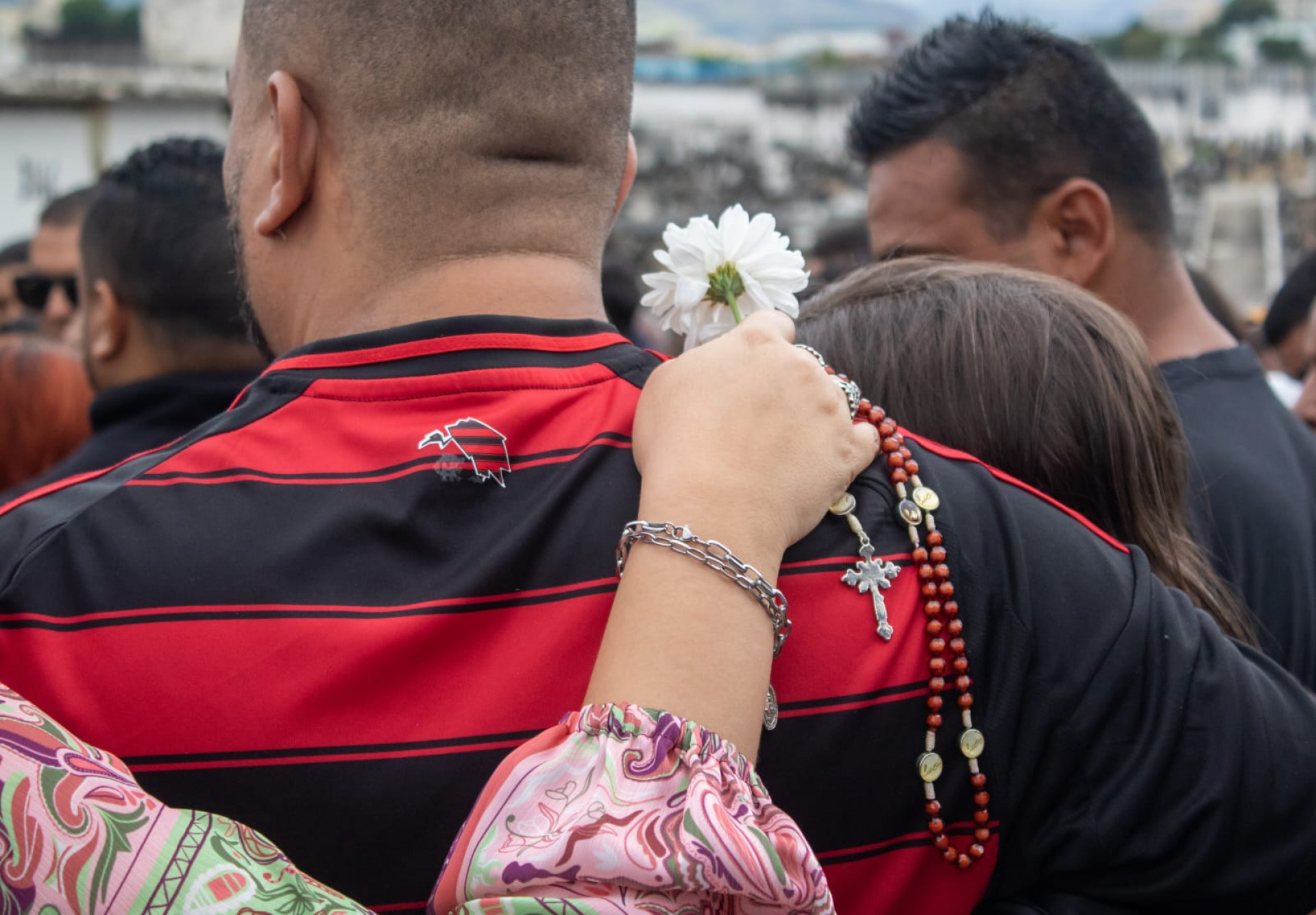 Enterro de Bento foi marcado por forte comoção - Érica Martins/Agência O DIA