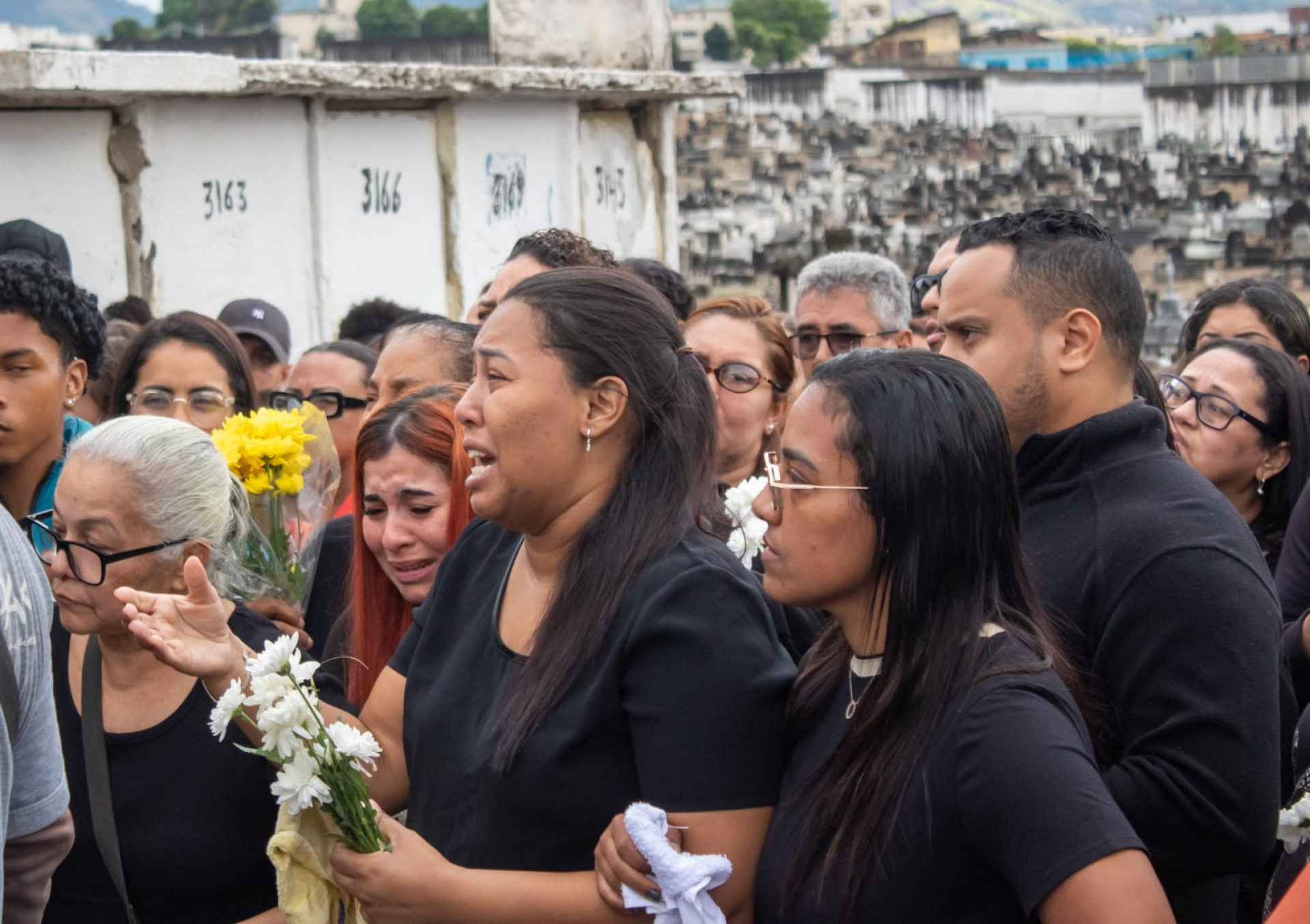 Enterro de Bento foi marcado por forte comoção - Érica Martins/Agência O DIA