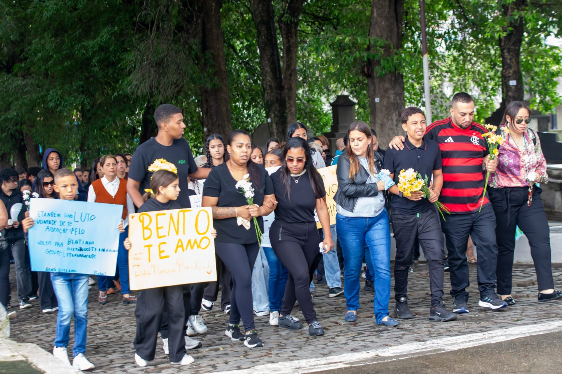 Enterro de Bento foi marcado por forte comoção - Érica Martins/Agência O DIA
