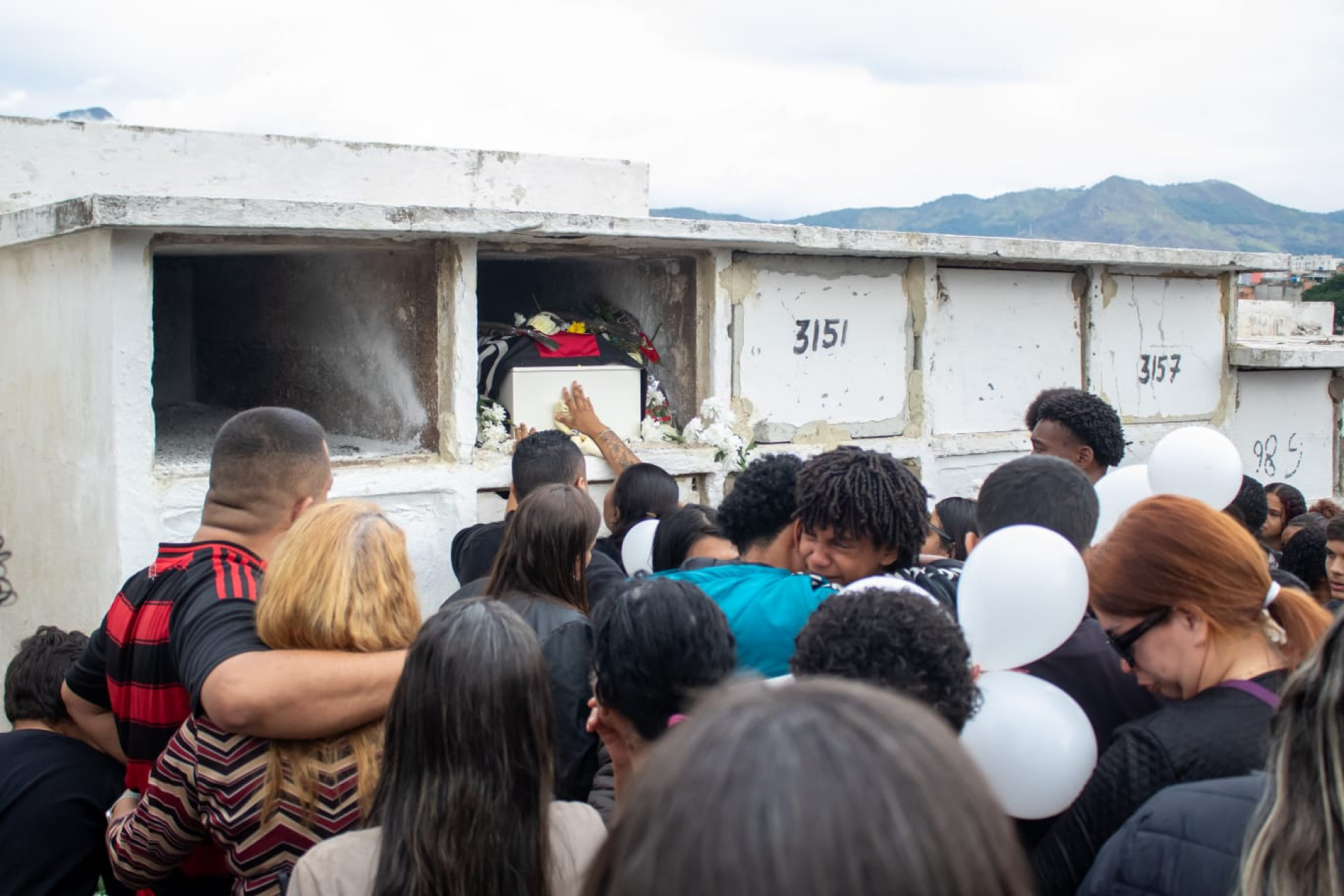 Enterro de Bento foi marcado por forte comoção - Érica Martins/Agência O DIA