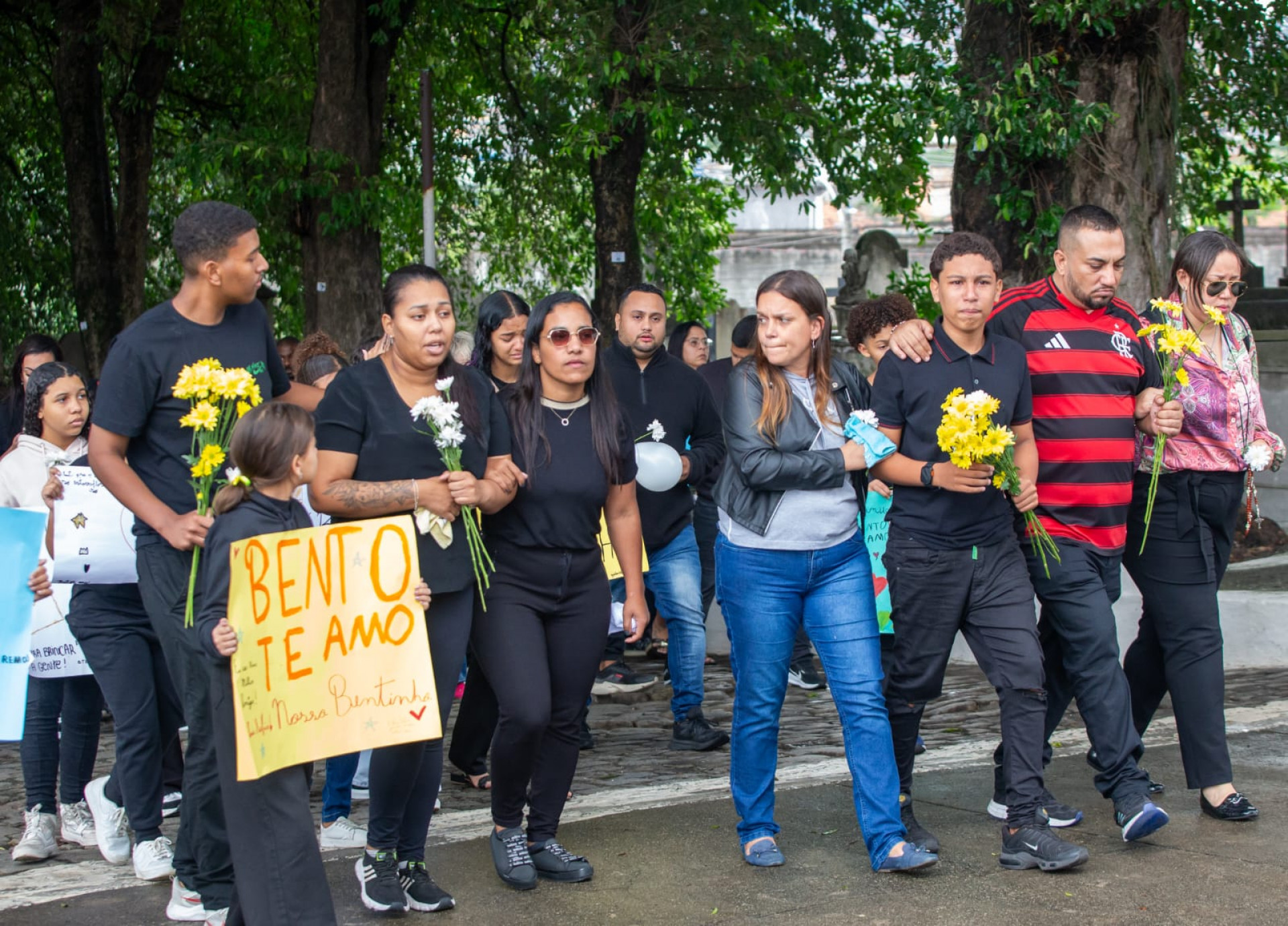 Enterro de Bento foi marcado por forte comoção - Érica Martins/Agência O DIA