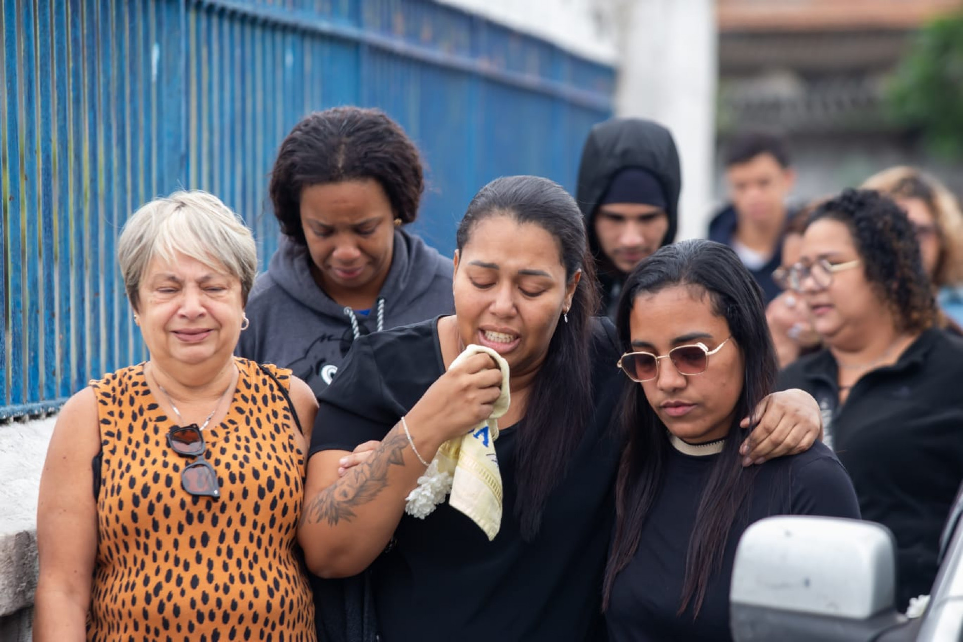 Mãe de Bento precisou ser amparada por familiares - Érica Martins/Agência O DIA