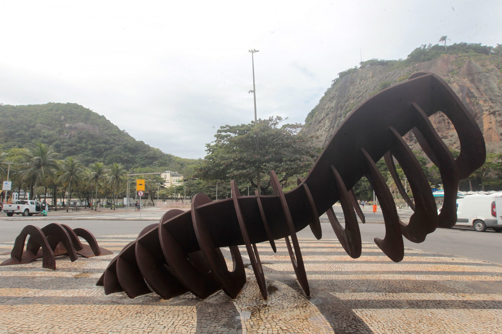 Escultura 'A Baleia', do artista Angelo Venosa, retornou ao Cal&ccedil;ad&atilde;o do Leme - Reginaldo Pimenta / Ag&ecirc;ncia O Dia