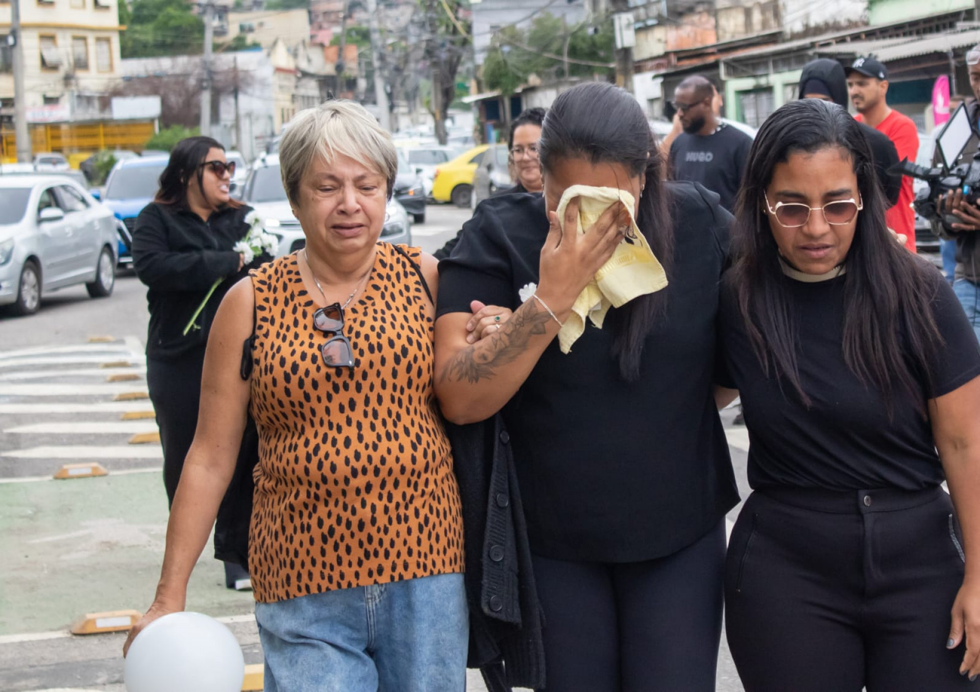 Mãe de Bento precisou ser amparada por familiares - Érica Martins/Agência O DIA