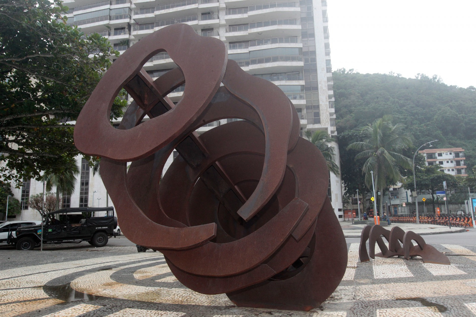 Escultura 'A Baleia' retornou ao Calçadão do Leme após reparos - Reginaldo Pimenta / Agência O Dia