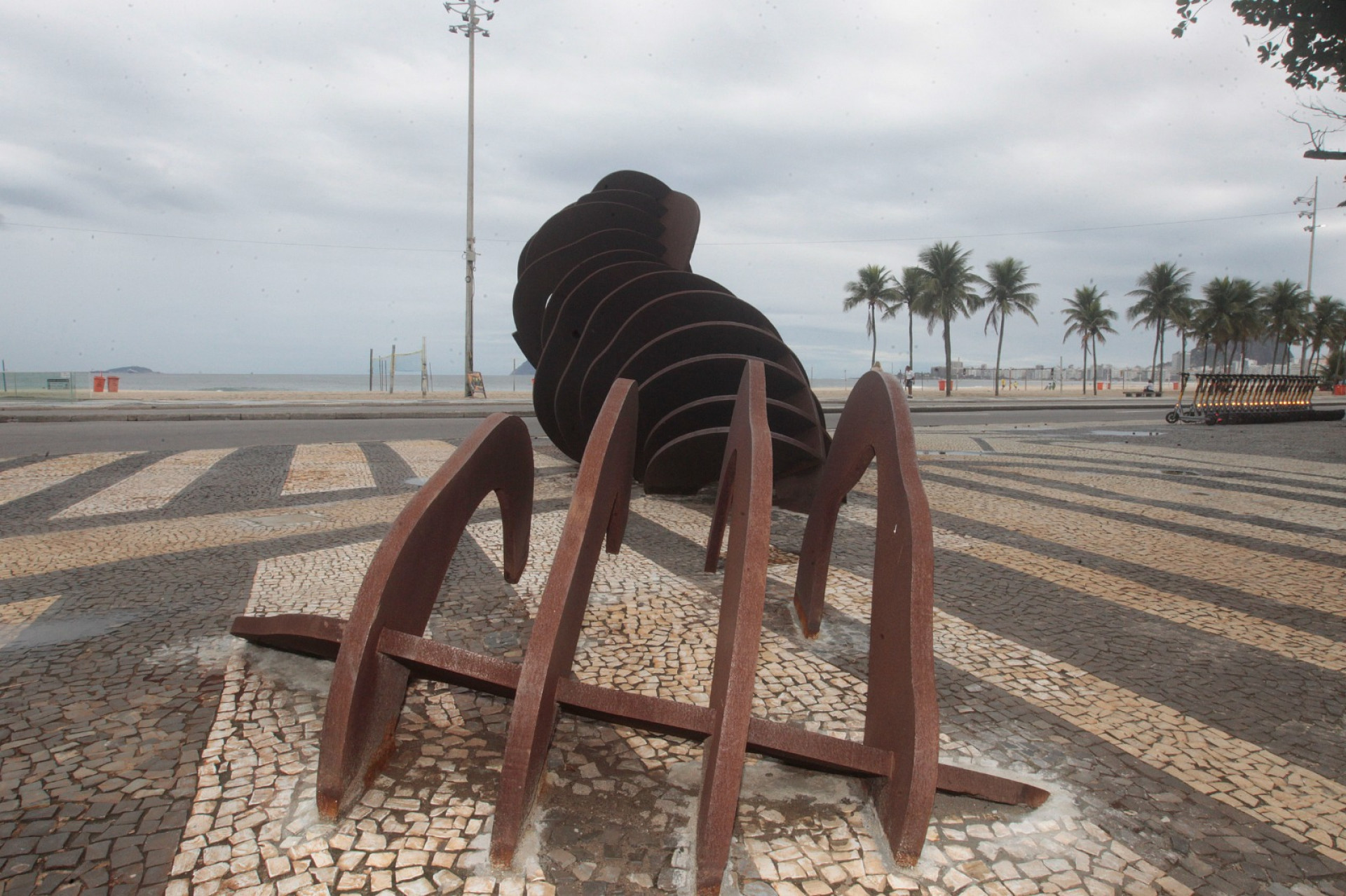 Escultura 'A Baleia' retornou ao Calçadão do Leme após reparos - Reginaldo Pimenta / Agência O Dia