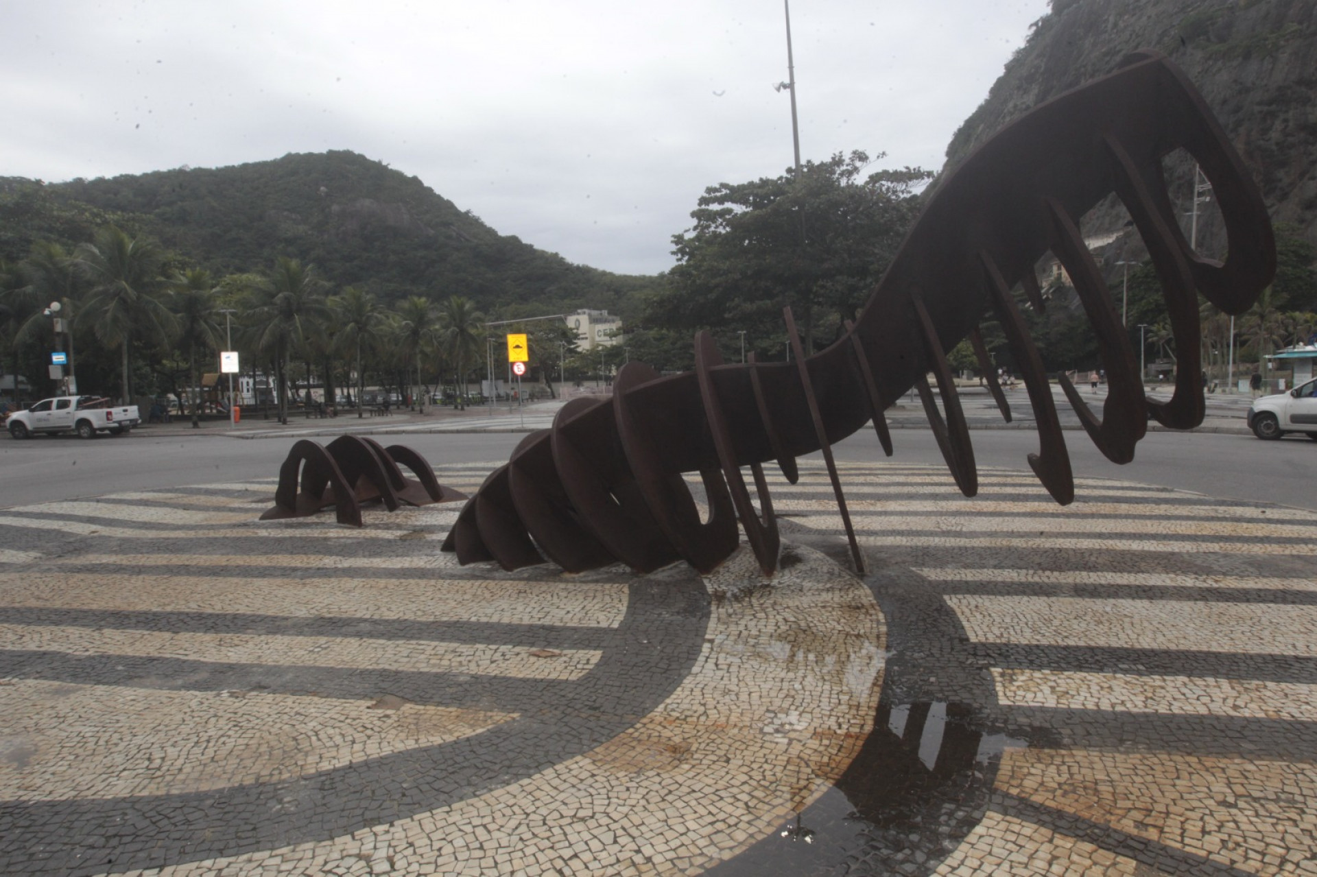 Escultura 'A Baleia' retornou ao Calçadão do Leme após reparos - Reginaldo Pimenta / Agência O Dia