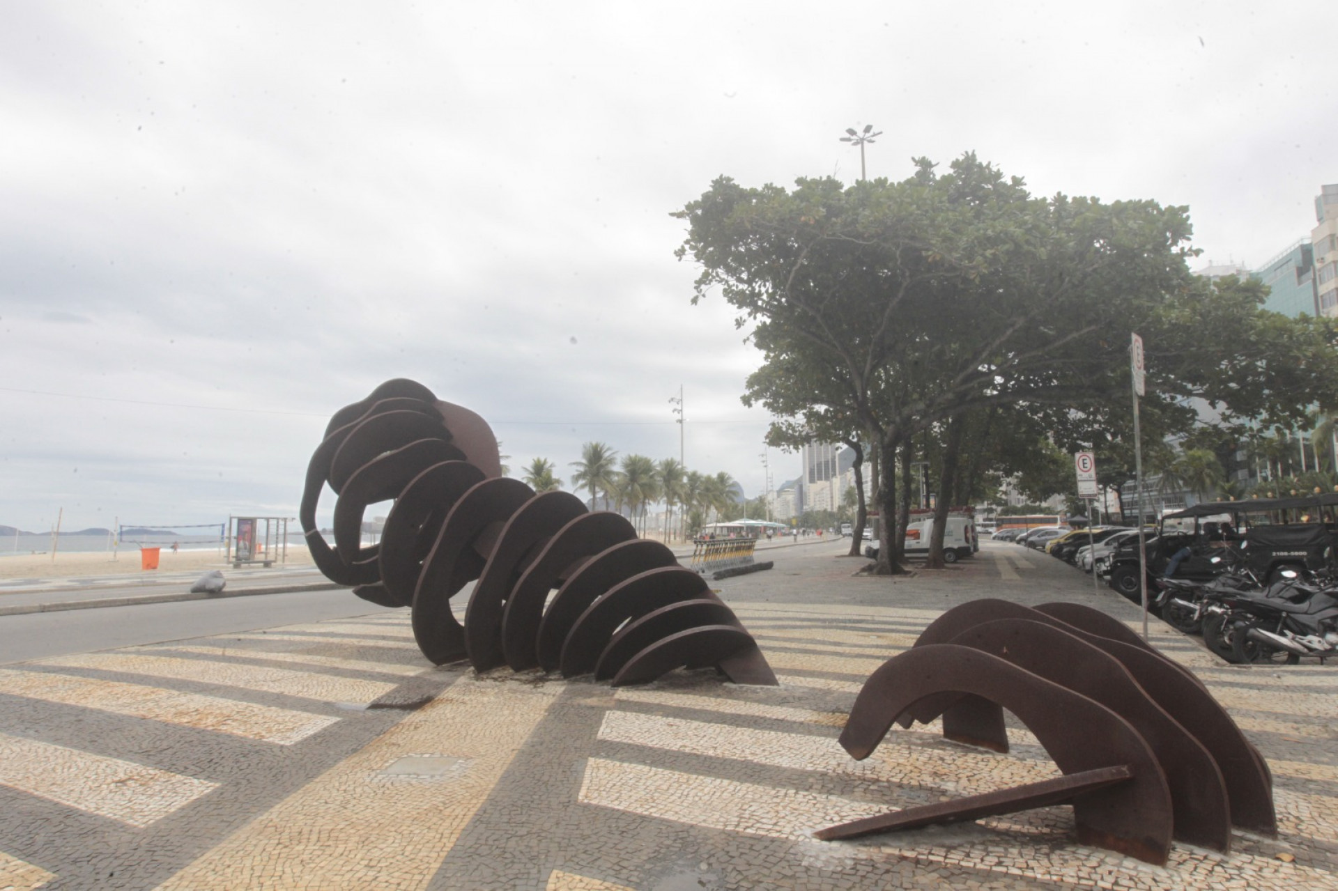 Escultura 'A Baleia' retornou ao Calçadão do Leme após reparos - Reginaldo Pimenta / Agência O Dia