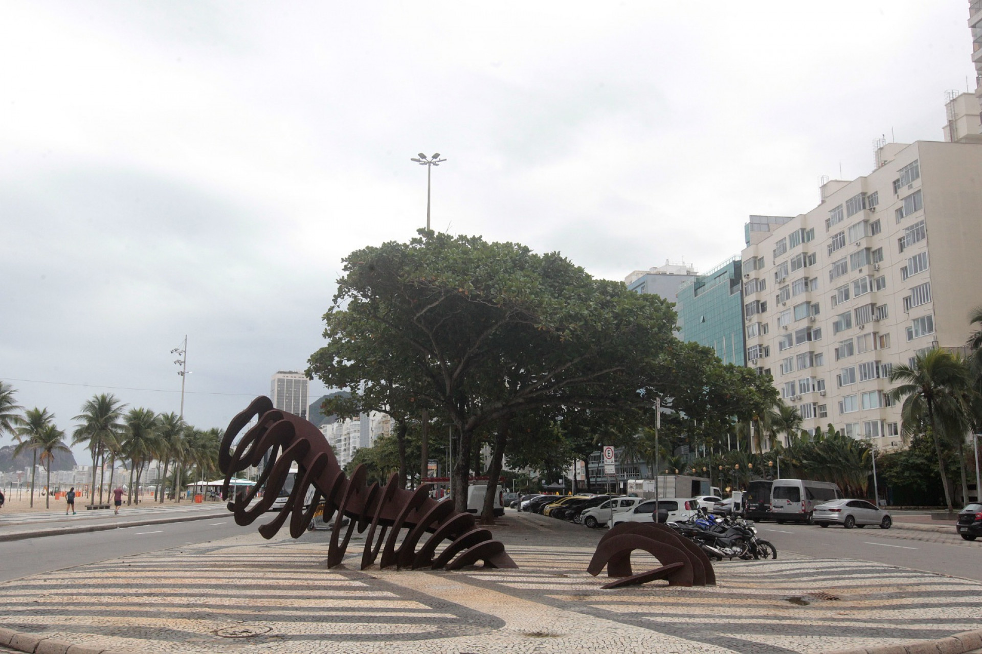 Escultura 'A Baleia' retornou ao Calçadão do Leme após reparos - Reginaldo Pimenta / Agência O Dia