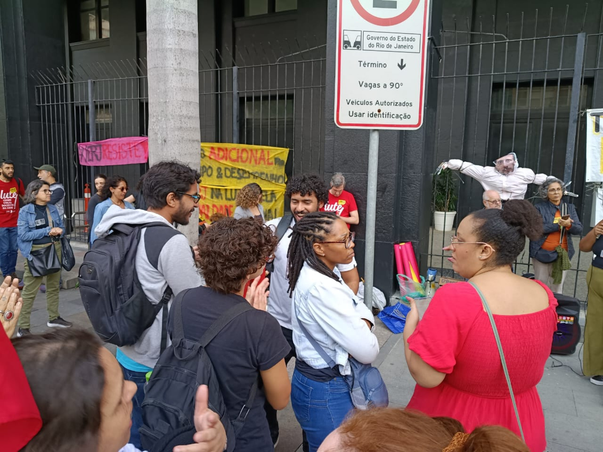 Servidores e estudantes fazem ato no Centro e pressionam governo por acordo na Uerj - Leonardo Brito/Agência O Dia