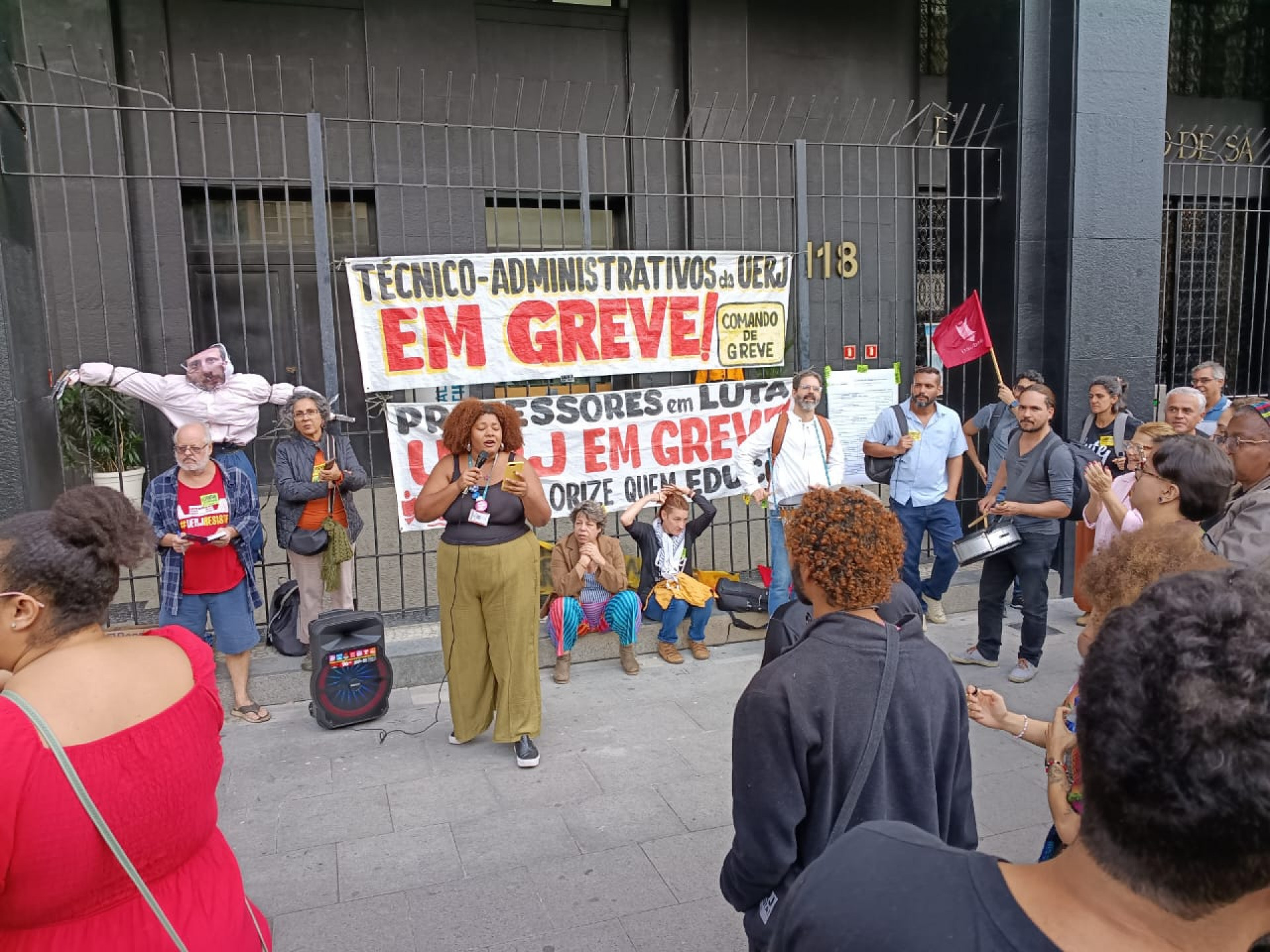 Servidores e estudantes fazem ato no Centro e pressionam governo por acordo na Uerj - Leonardo Brito/Agência O Dia