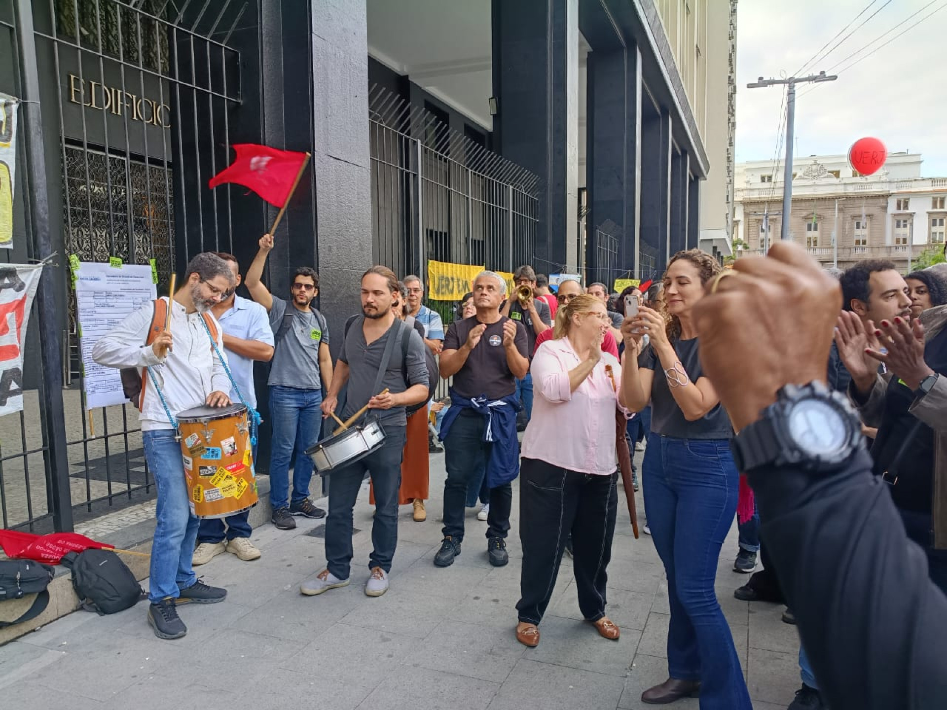 Servidores e estudantes fazem ato no Centro e pressionam governo por acordo na Uerj - Leonardo Brito/Agência O Dia