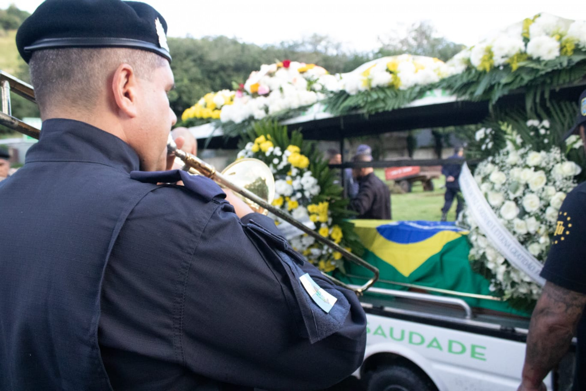 Banda da corporação executou a marcha fúnebre no enterro do PM Adriano Pereira de Sousa - Érica Martin/Agência O Dia