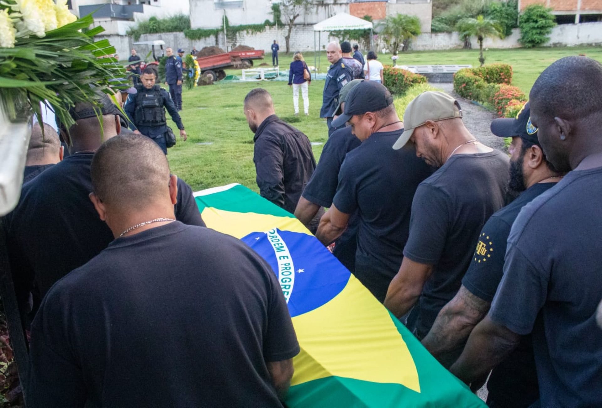 Caixão do sargento da PM Adriano Pereira de Sousa foi envolto com a bandeira do Brasil - Érica Martin/Agência O Dia