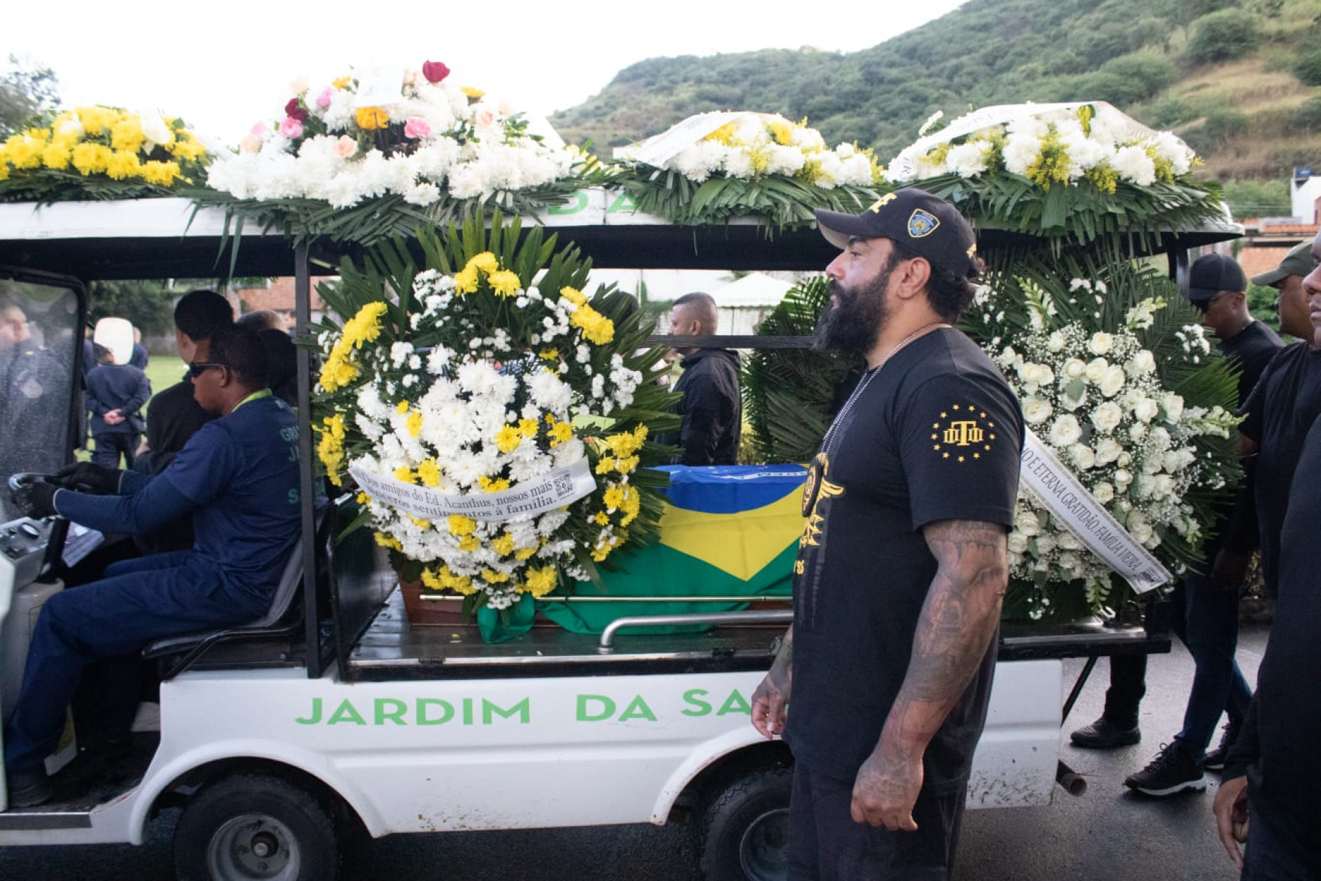 Amigos, familiares e colegas de farda no sepultamento do PM Adriano Pereira de Sousa, de 36 anos - Érica Martin/Agência O Dia