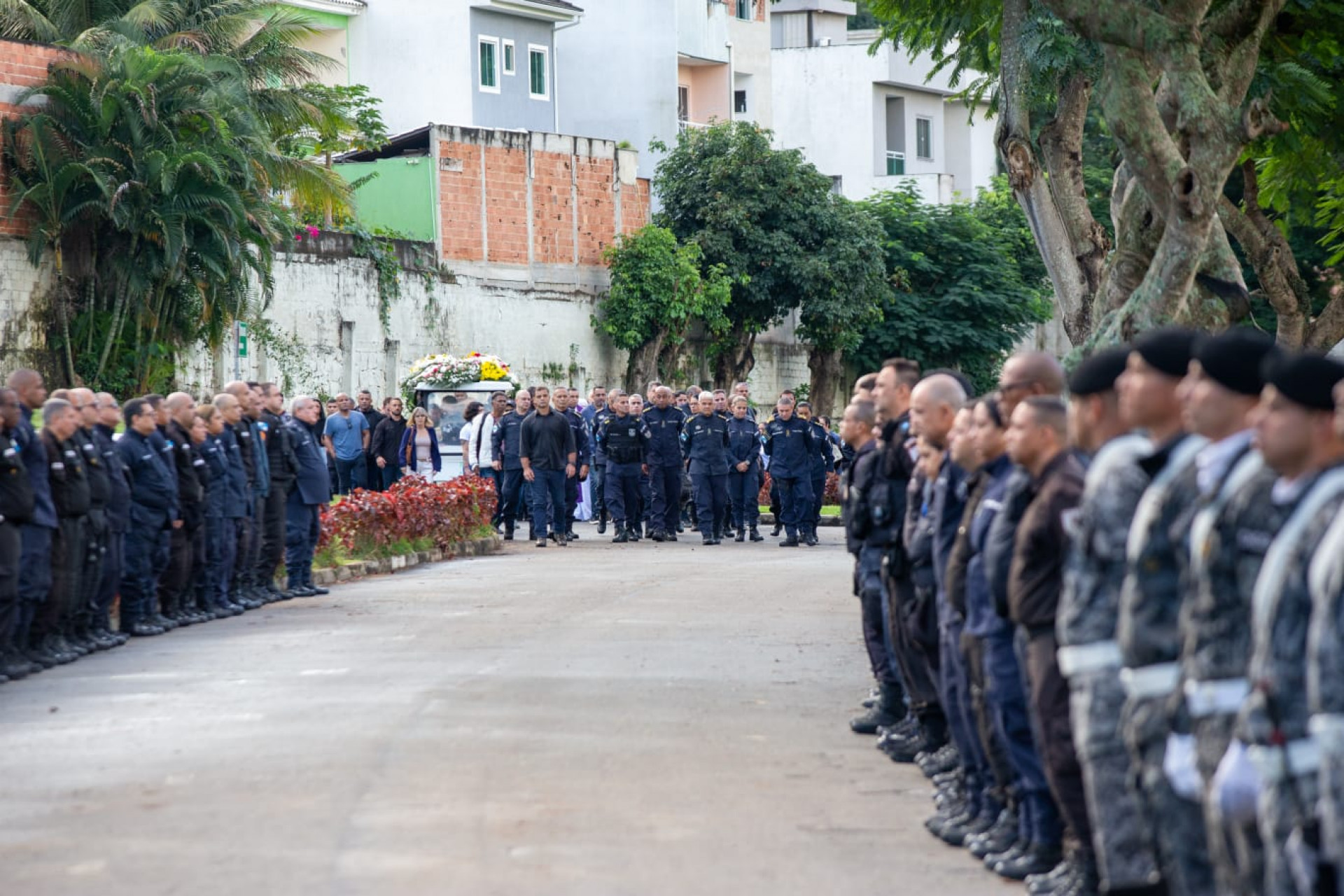 Colegas de farda estiveram no sepultamento do PM Adriano Pereira de Sousa, nesta terça-feira (2) - Érica Martin/Agência O Dia