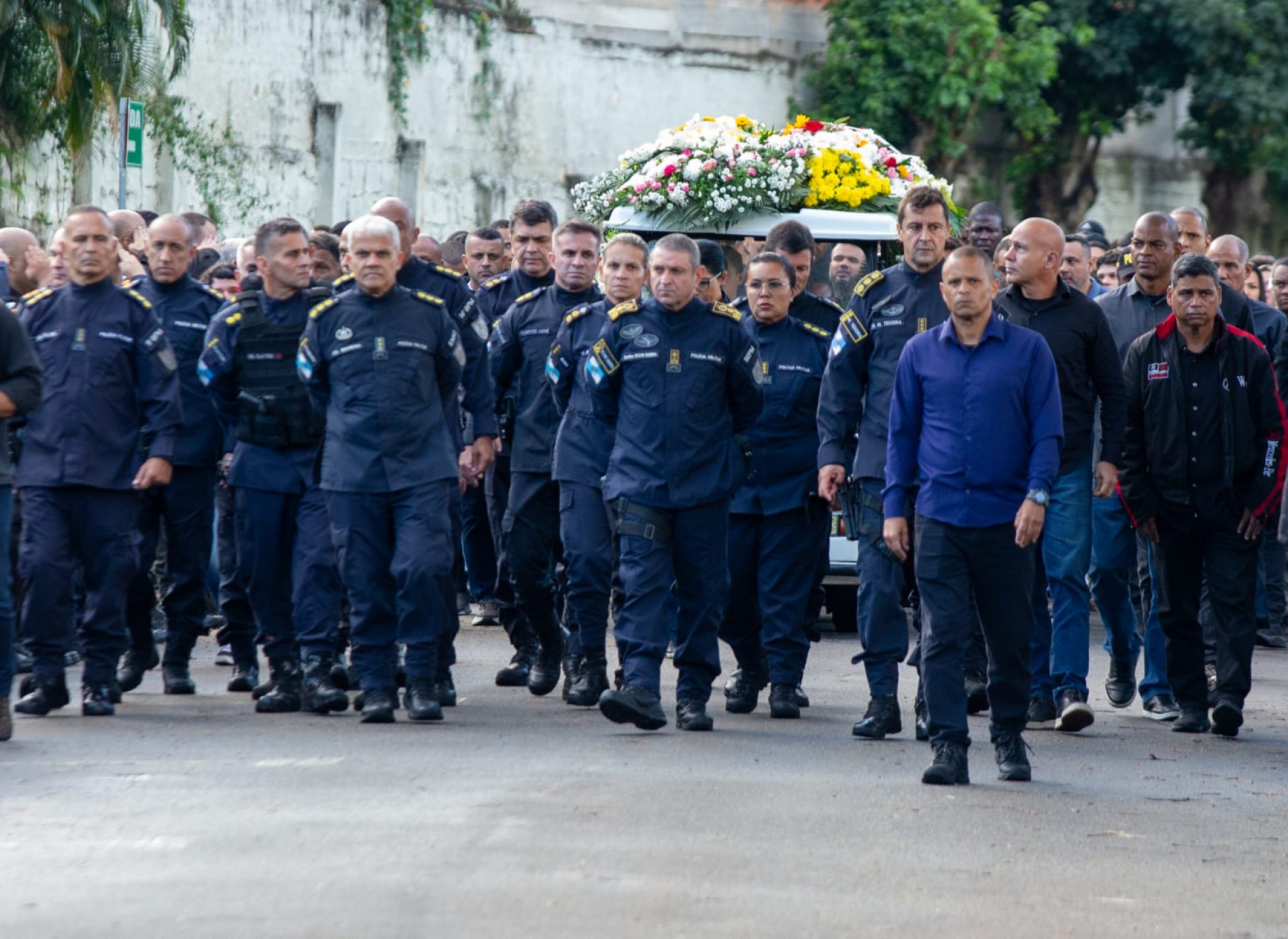 Colegas de farda estiveram no sepultamento do PM Adriano Pereira de Sousa, nesta terça-feira (2) - Érica Martin/Agência O Dia