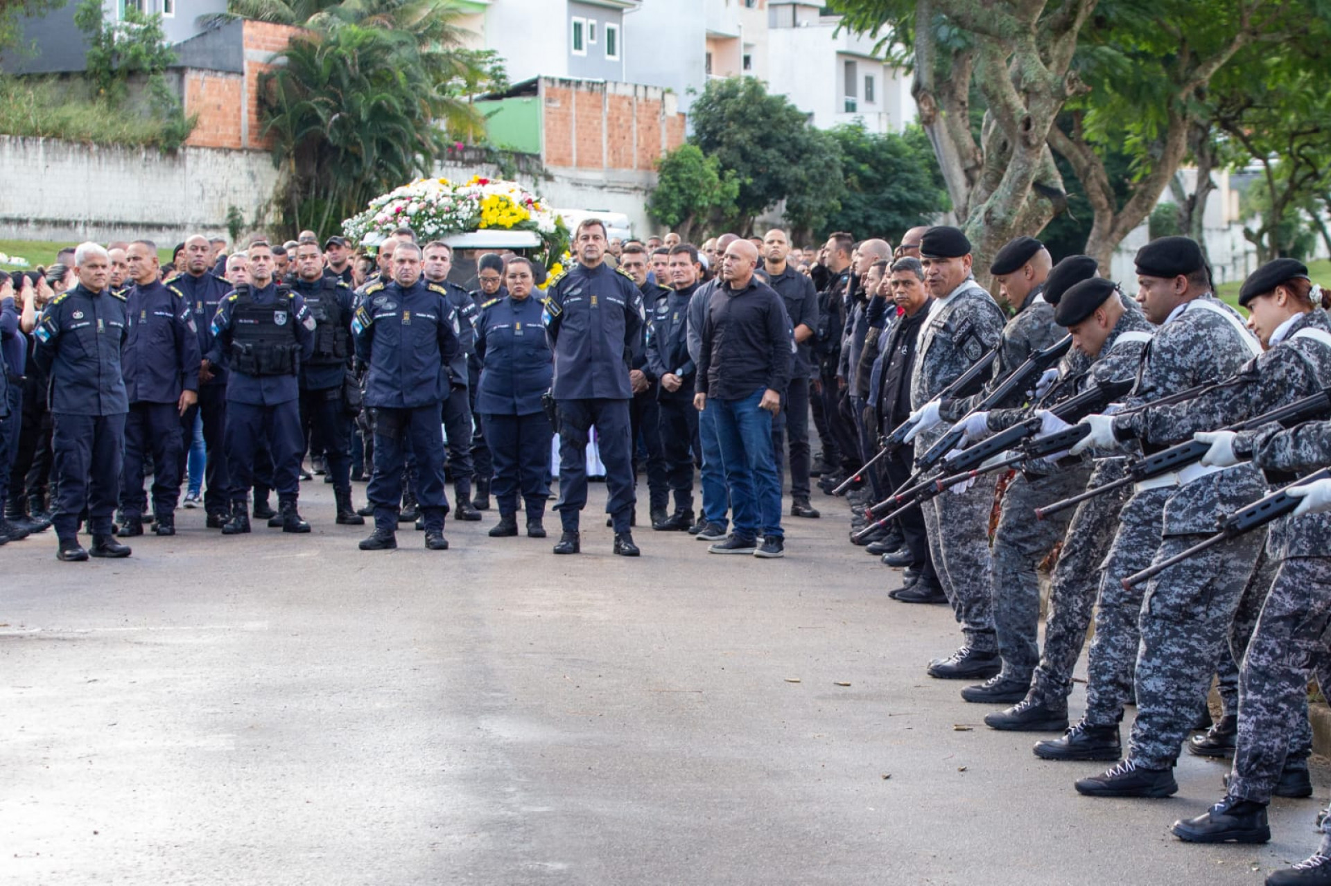 Colegas de farda estiveram no sepultamento do PM Adriano Pereira de Sousa, nesta terça-feira (2) - Érica Martin/Agência O Dia