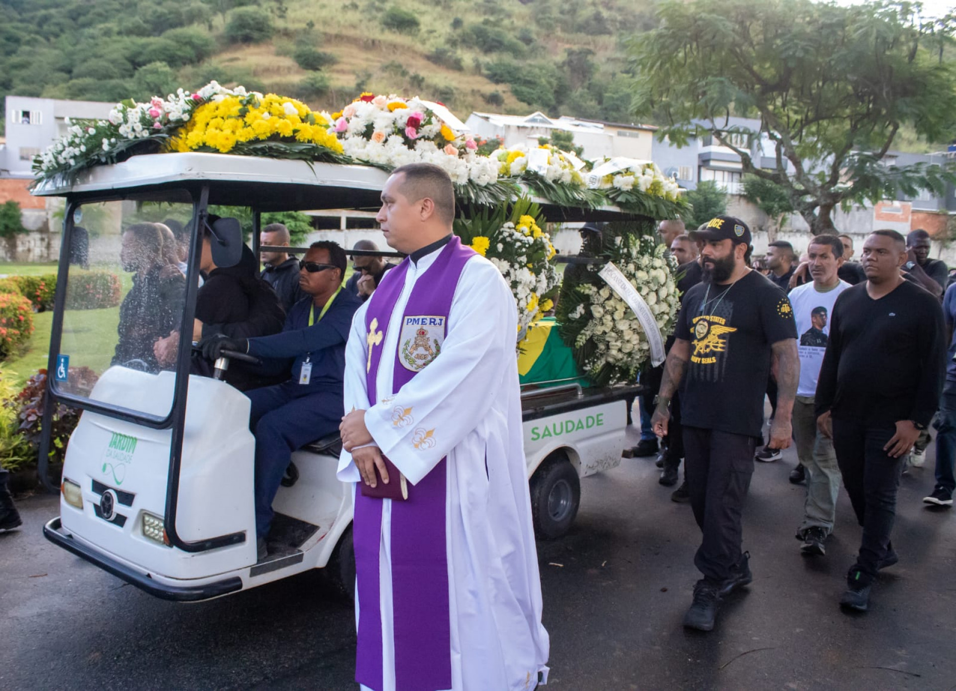 Amigos, familiares e colegas de farda no sepultamento do PM Adriano Pereira de Sousa, de 36 anos - Érica Martin/Agência O Dia