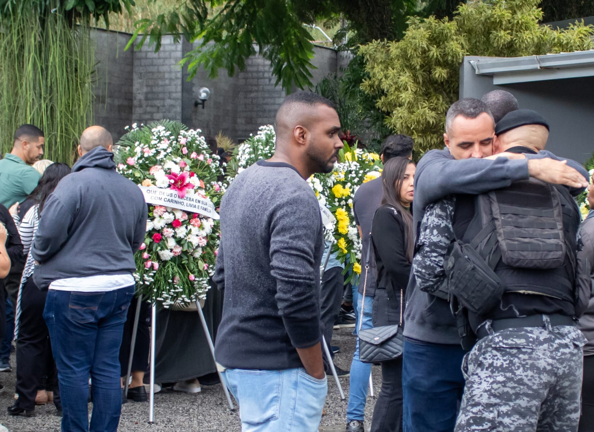 Amigos, familiares e colegas de farda no sepultamento do PM Adriano Pereira de Sousa, de 36 anos - Érica Martin/Agência O Dia