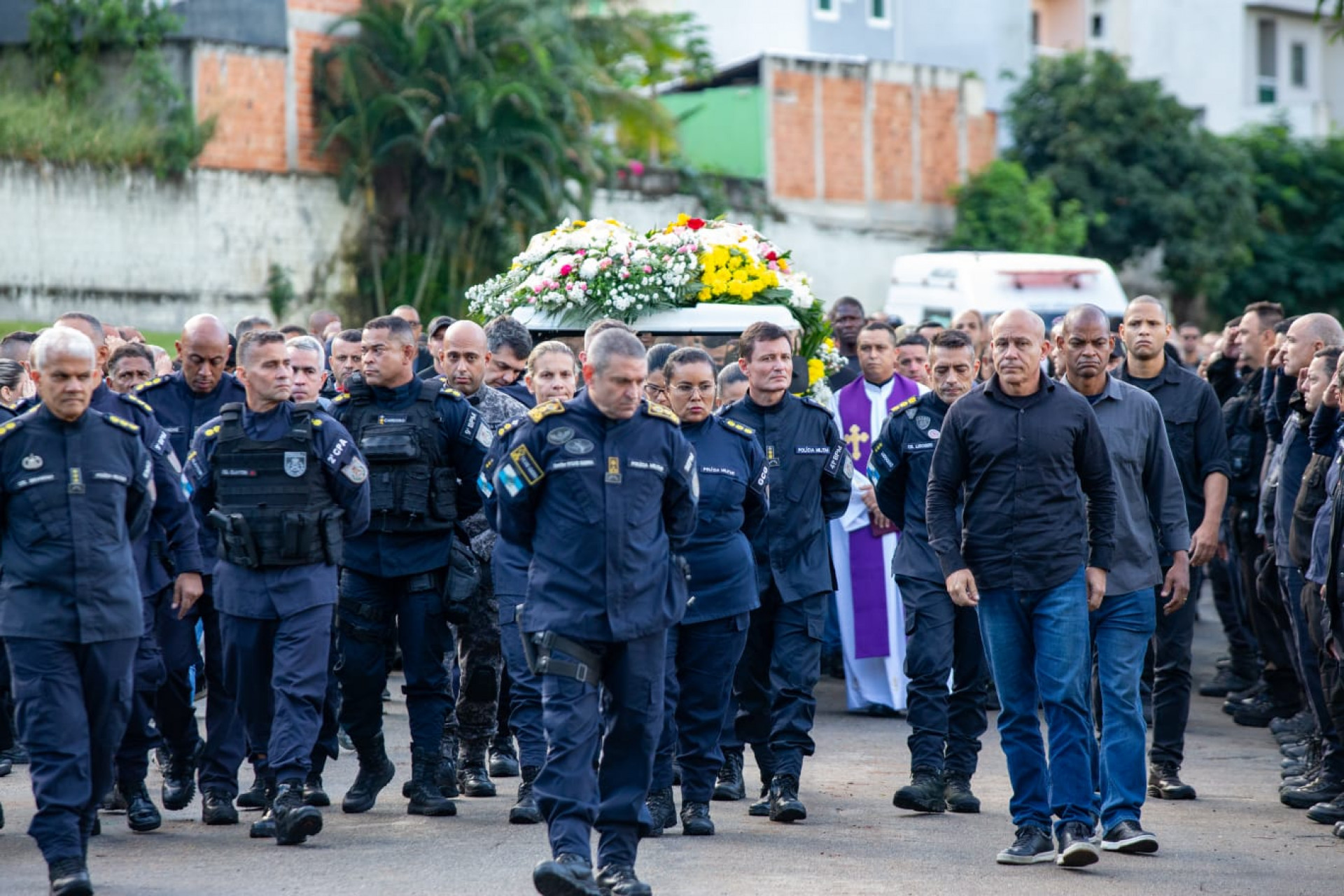 Colegas de farda estiveram no sepultamento do PM Adriano Pereira de Sousa, nesta terça-feira (2) - Érica Martin/Agência O Dia