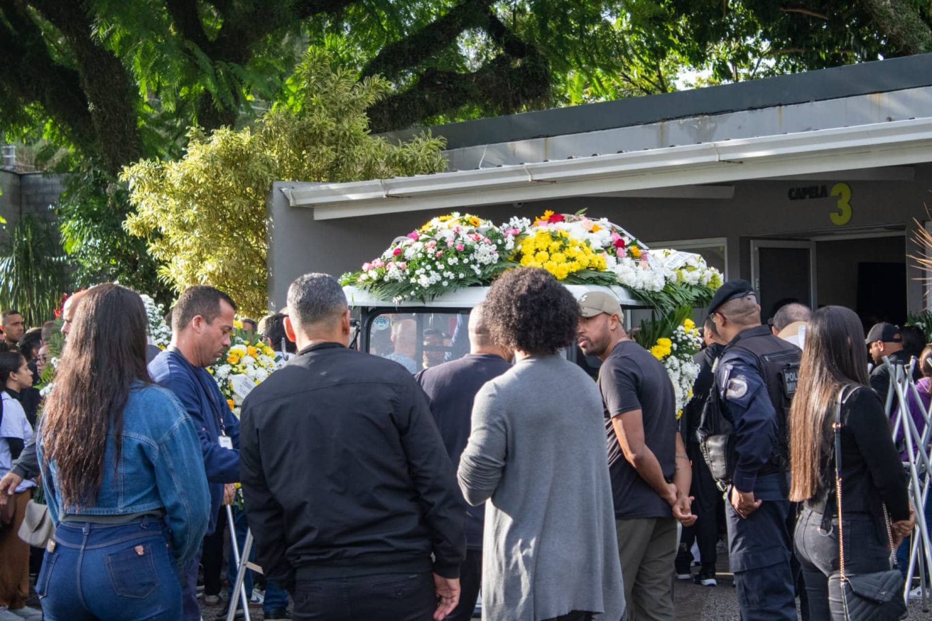 Corpo do PM Adriano Pereira de Sousa foi sepultado no Cemitério Jardim da Saudade, em Sulacap - Érica Martin/Agência O Dia