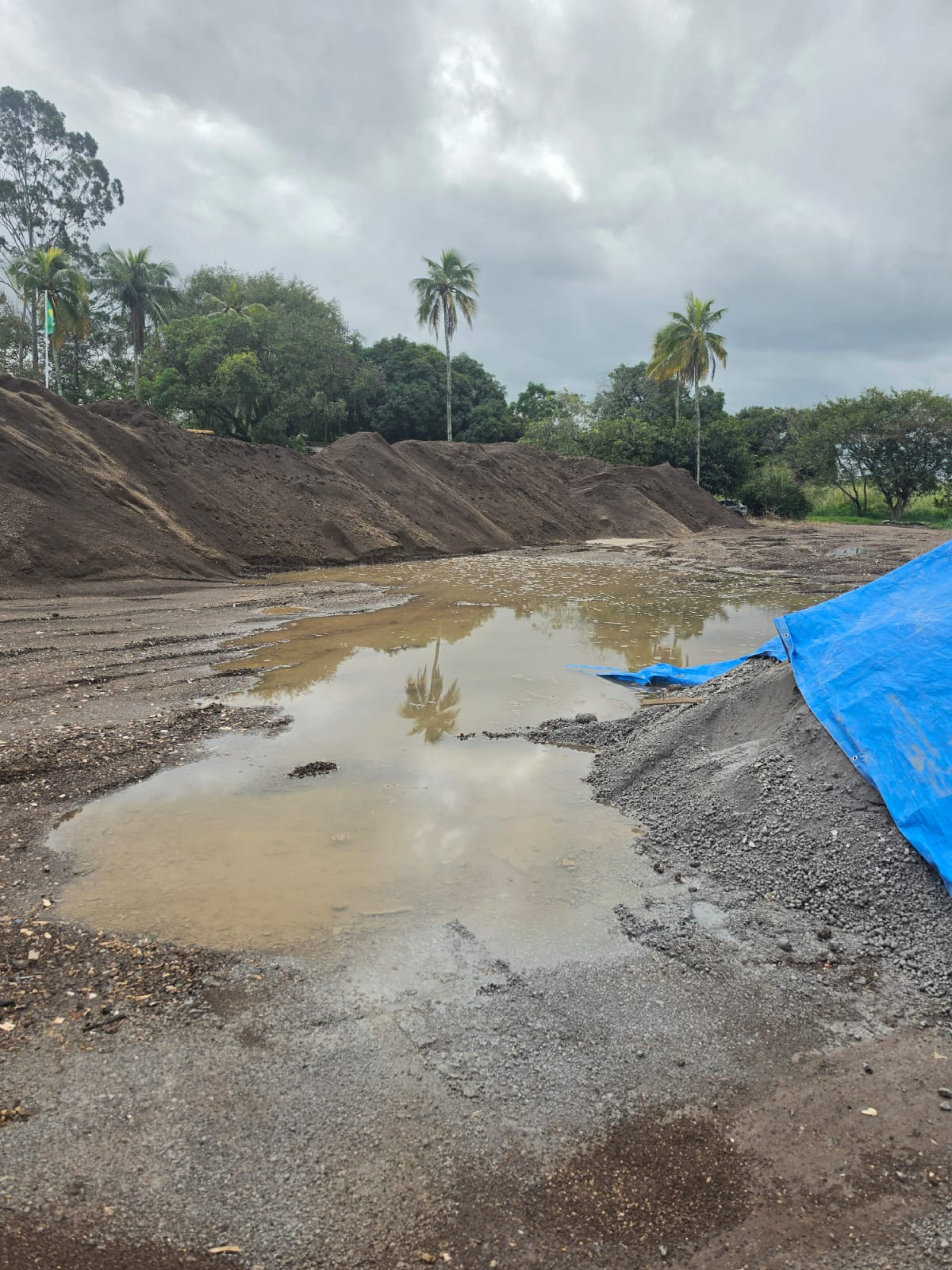 Atividades ilegais de mineração e depósito de resíduos em Santa Cruz são interrompidas por agentes do Comando de Polícia Ambiental (CPAm) - Divulgação / Polícia Militar