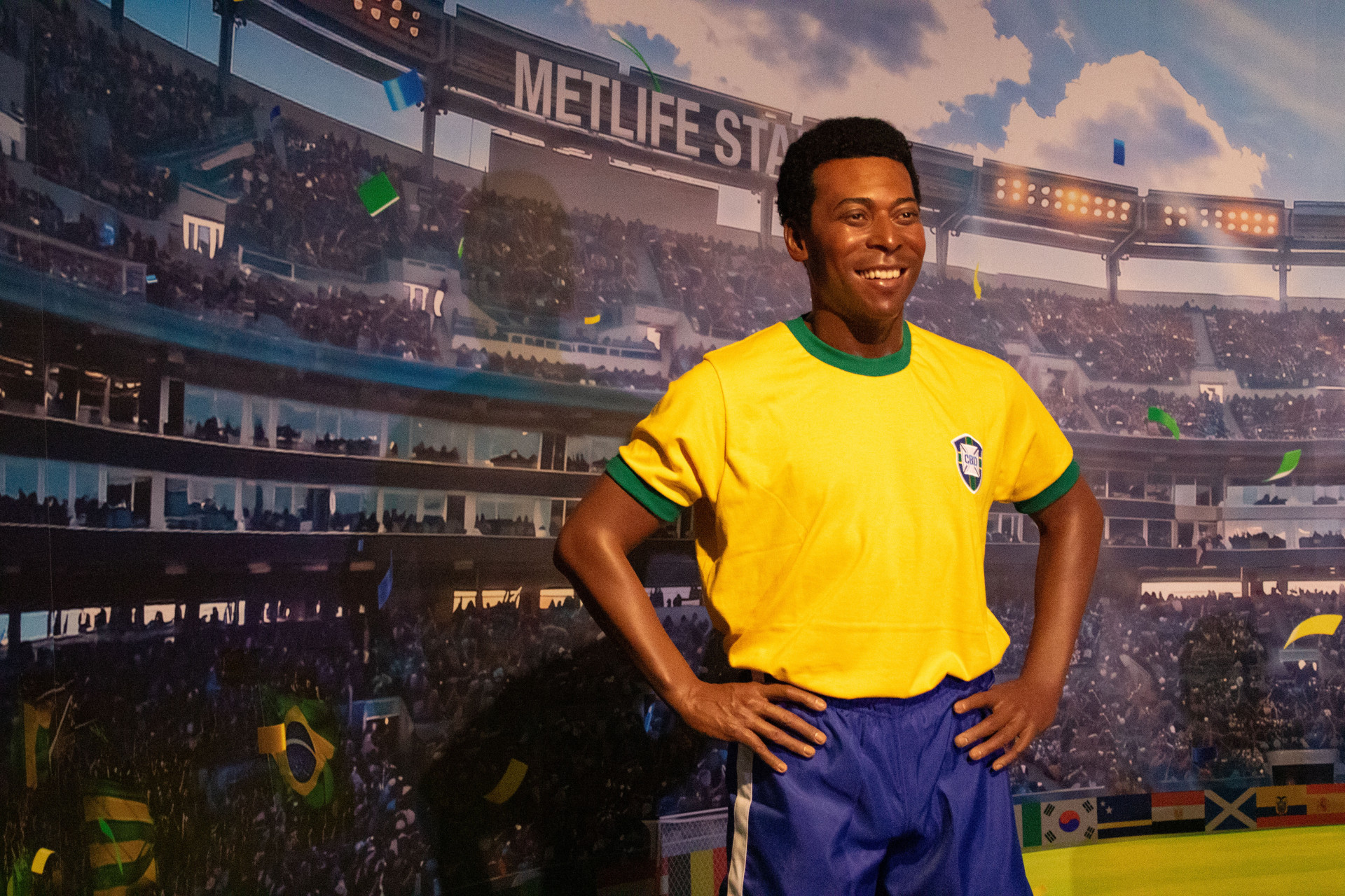 Estátua do Rei Pelé, produzida na Inglaterra, está exposta na Galeria da Copa, no AquaRio - Érica Martin/Agência O Dia