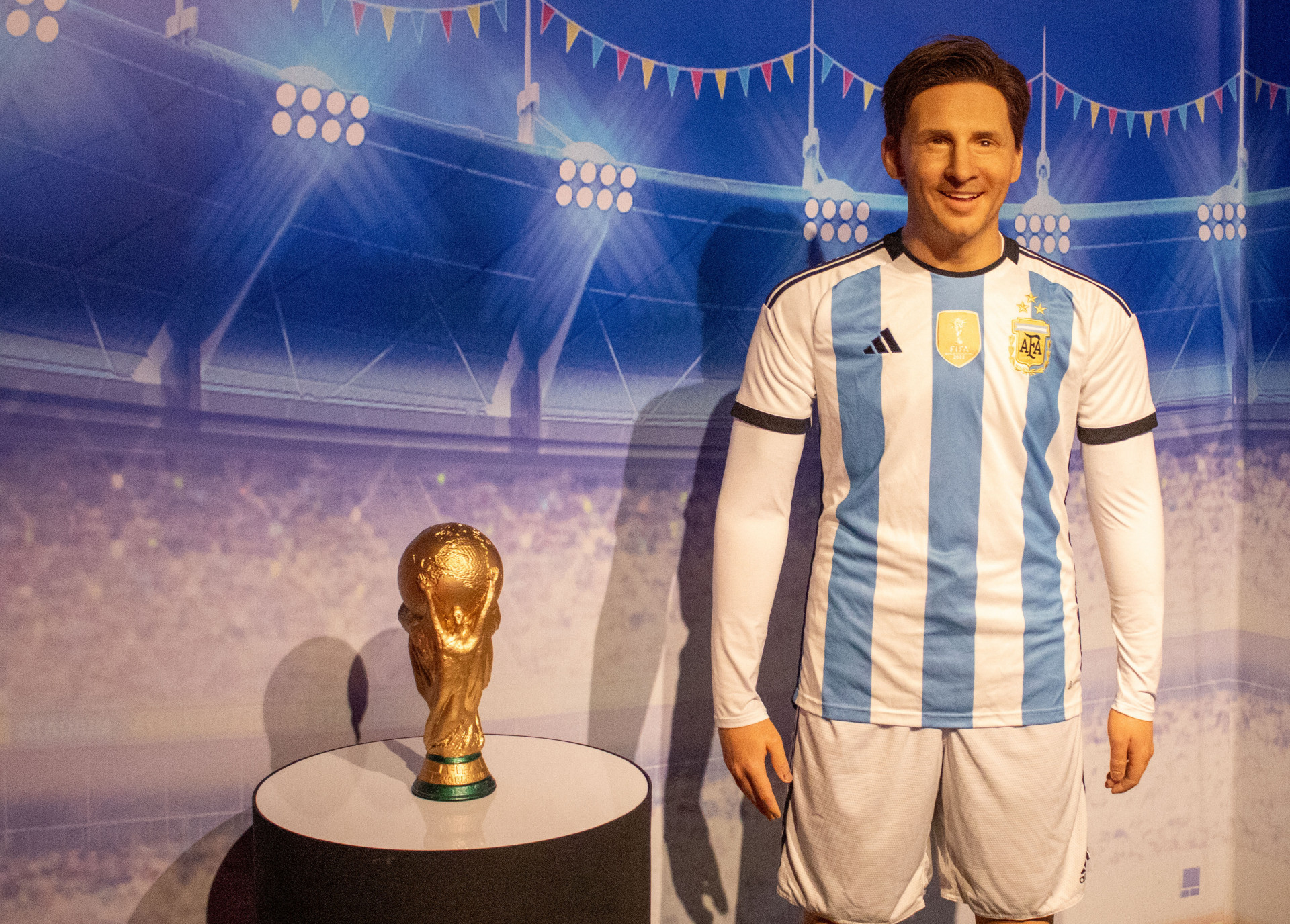 Estátua do jogador Messi exposta na Galeria da Copa, no AquaRio - Érica Martin/Agência O Dia