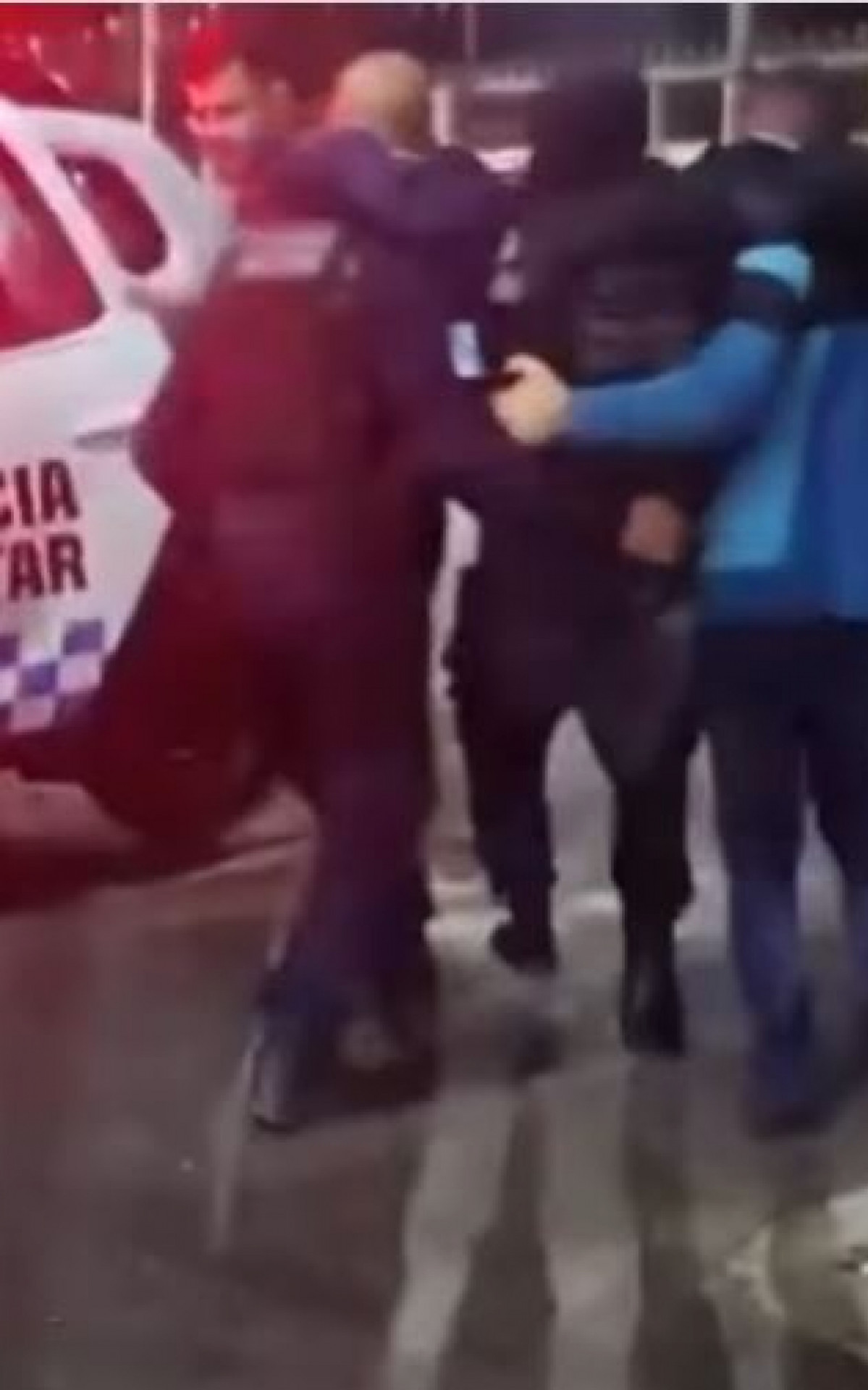 PM sendo socorrido após ser baleado em Bangu - Rede Social