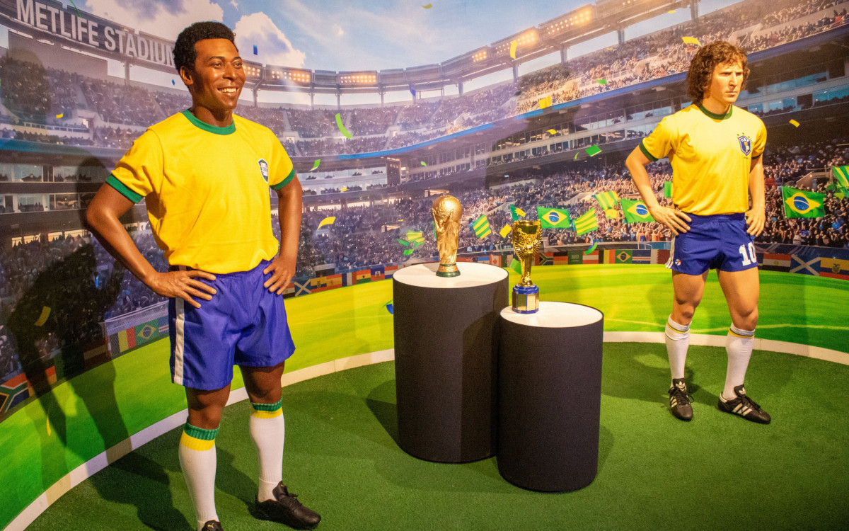 Est&aacute;tuas do Rei Pel&eacute; e Zico expostas na Galeria da Copa, no AquaRio