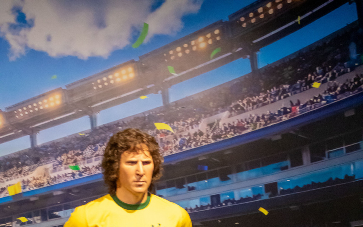 Est&aacute;tua do jogador Zico est&aacute; exposta na Galeria da Copa, no AquaRio