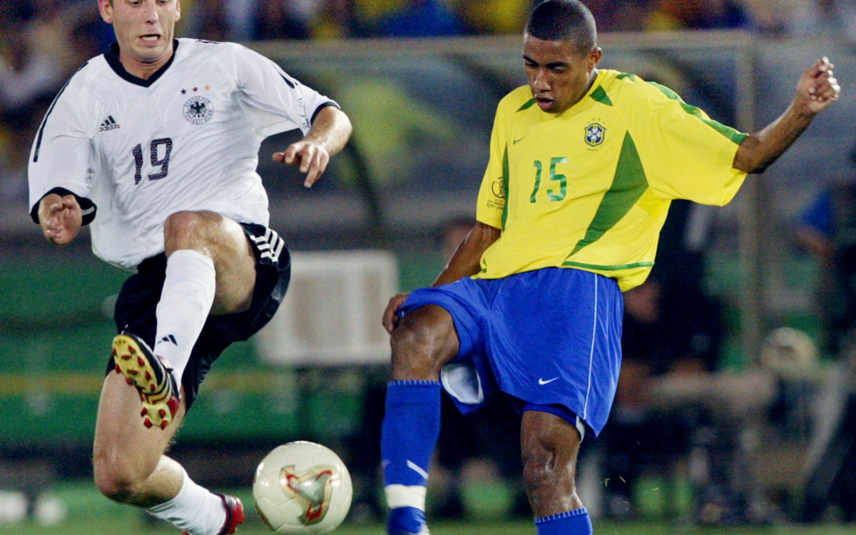 Kleberson em ação pela seleção na Copa do Mundo de 2002: deu assistência para Ronaldo fechar o placar de 2 a 0 na final diante da Alemanha