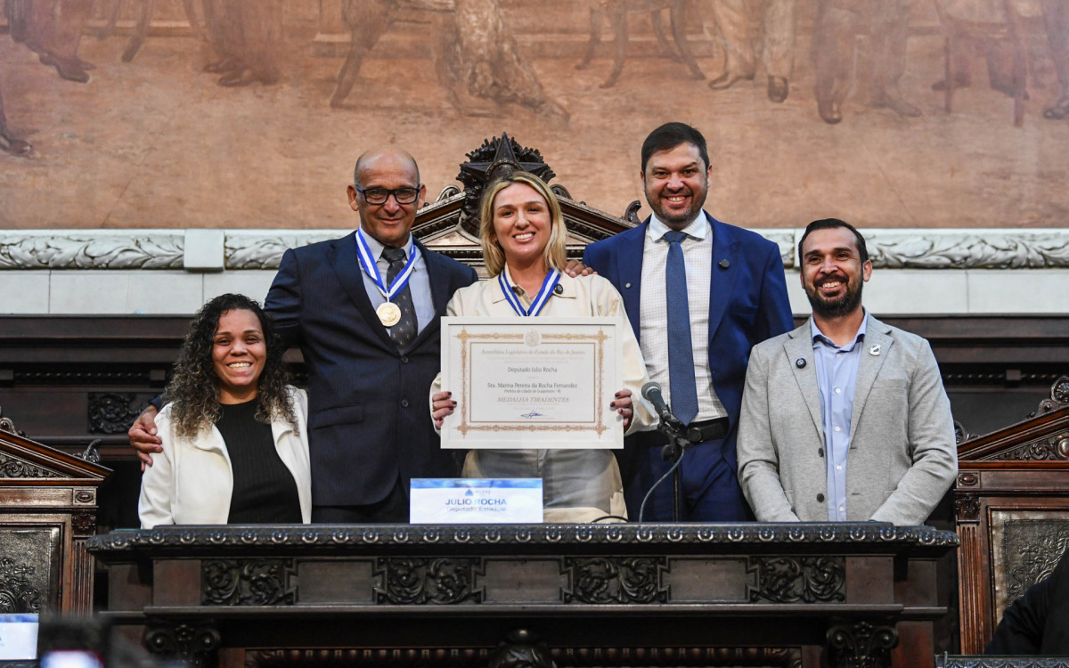 Prefeita Marina Rocha e seu pai, ex-vereador de Guapimirim, César do Modelo, recebem a Medalha Tiradentes do deputado estadual Júlio Rocha.