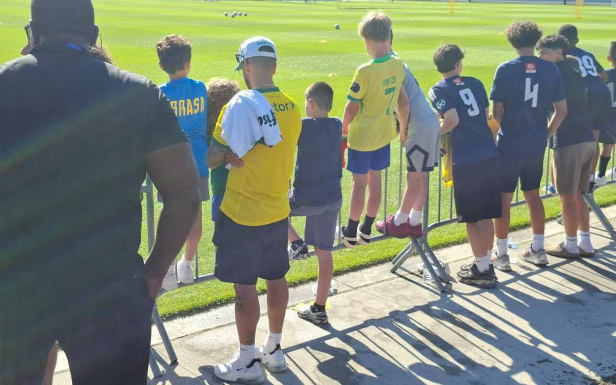 Torcedores esperam por horas para ver a Sele&ccedil;&atilde;o, mas deixam CT sem contato com jogadores